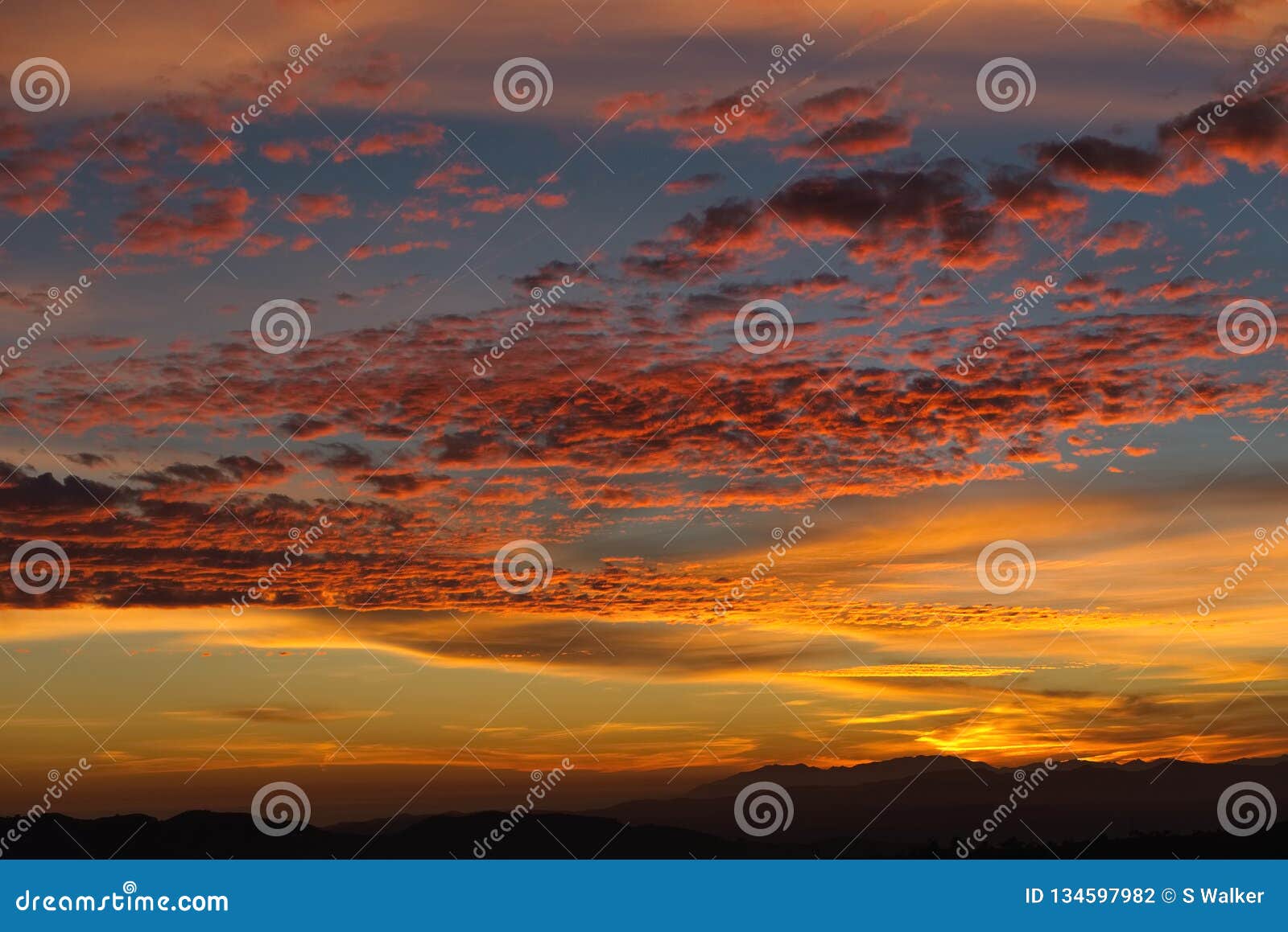 Cumulus Dalto Dans Le Coucher Du Soleil Espagnol Vibrant