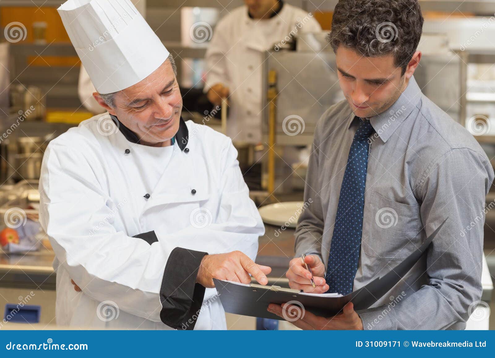 Cuoco Unico Capo E Cameriere Che Discutono Menu Immagine Stock