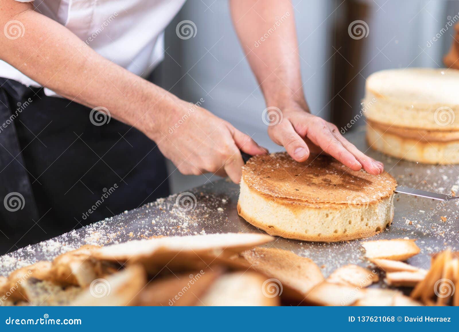 Cuoco Unico Di Pasticceria Che Taglia Il Pan Di Spagna Sugli Strati  Processo Di Produzione Del Dolce Fotografia Stock - Immagine di adulto,  dolce: 137621068