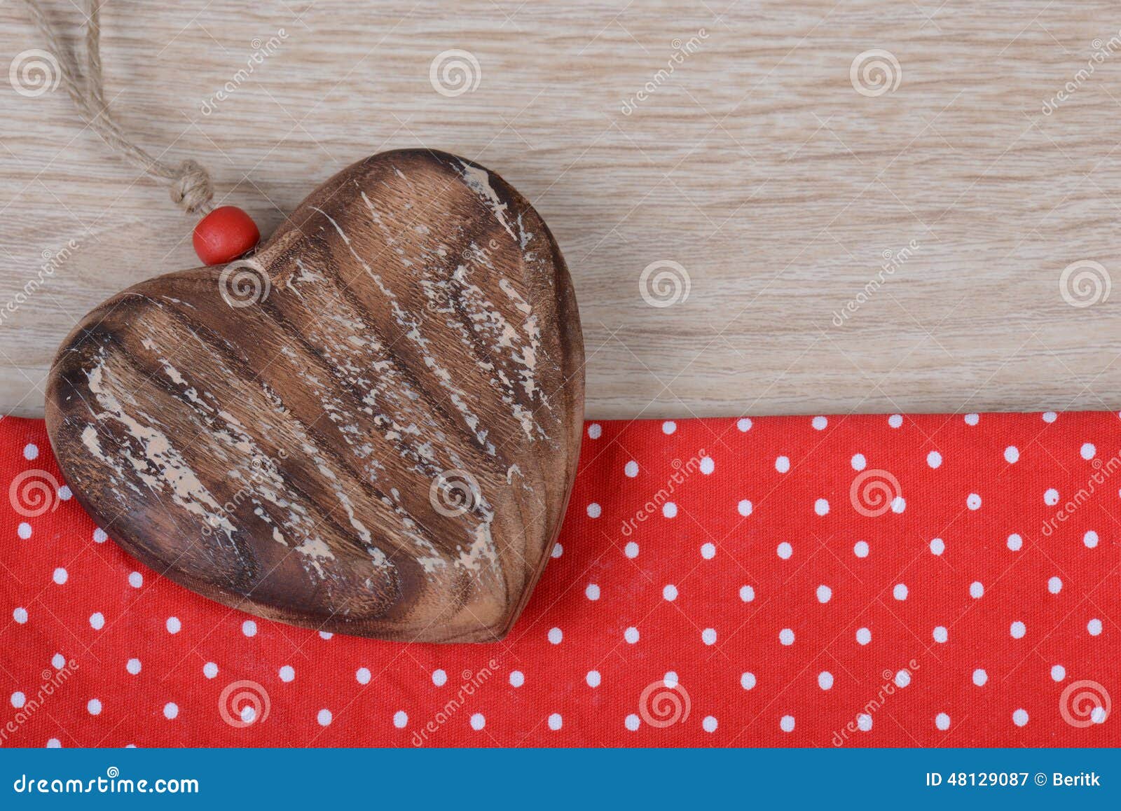 Cuore su un fondo di legno