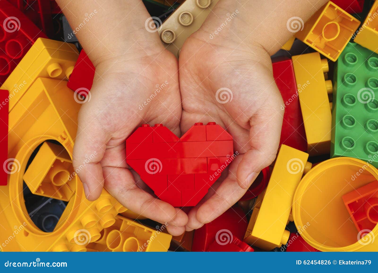 Cuore Rosso Di Lego in Mani Del Bambino Fotografia Editoriale - Immagine di  blocco, bambino: 62454826