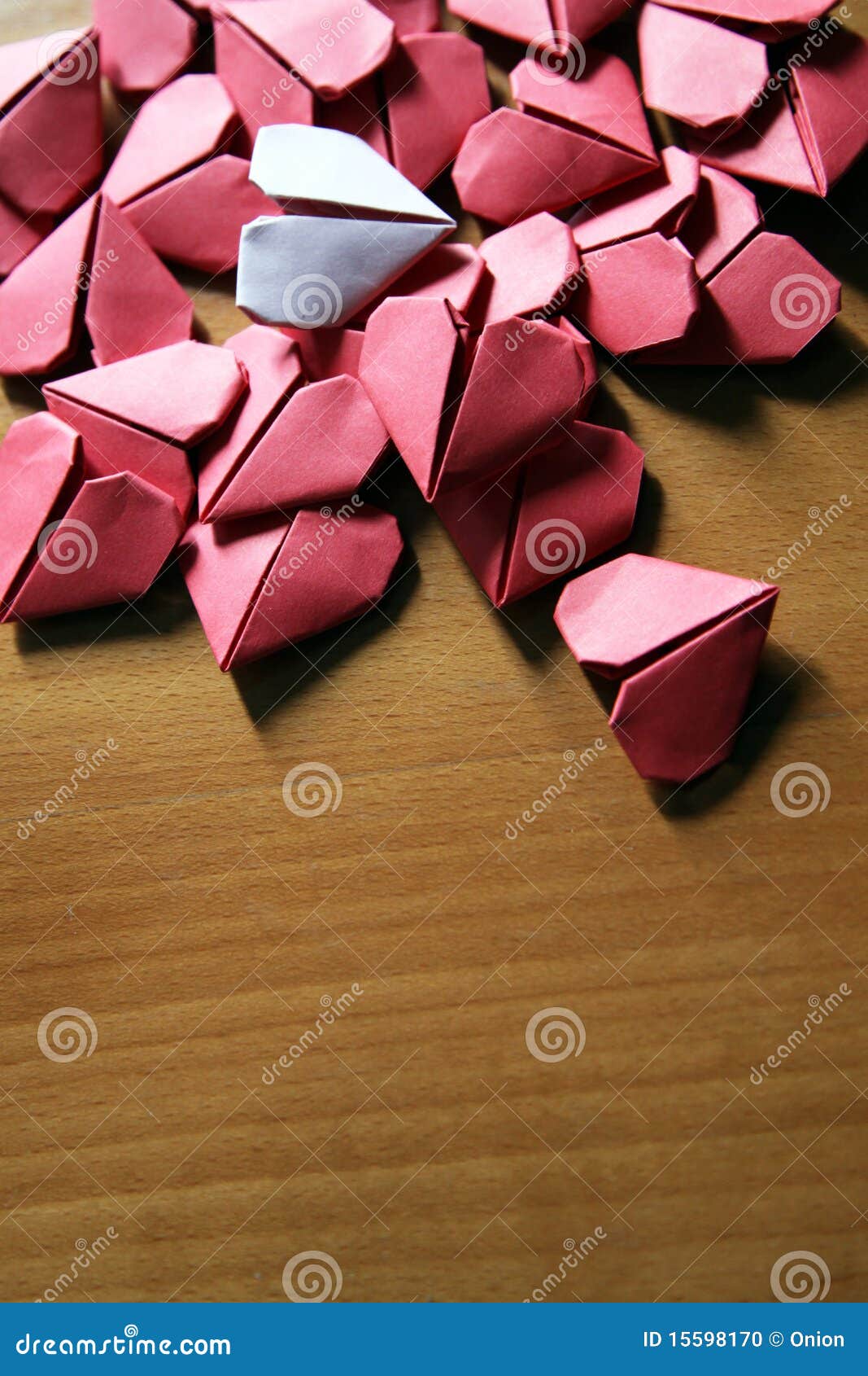 Cuori di carta di Origami fotografia stock. Immagine di origami
