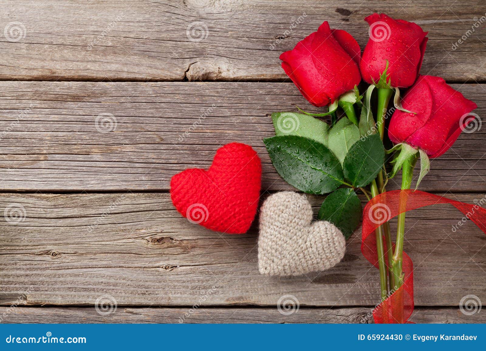 Cuori Di San Valentino E Delle Rose Rosse Fotografia Stock - Immagine di  mazzo, amore: 65924430