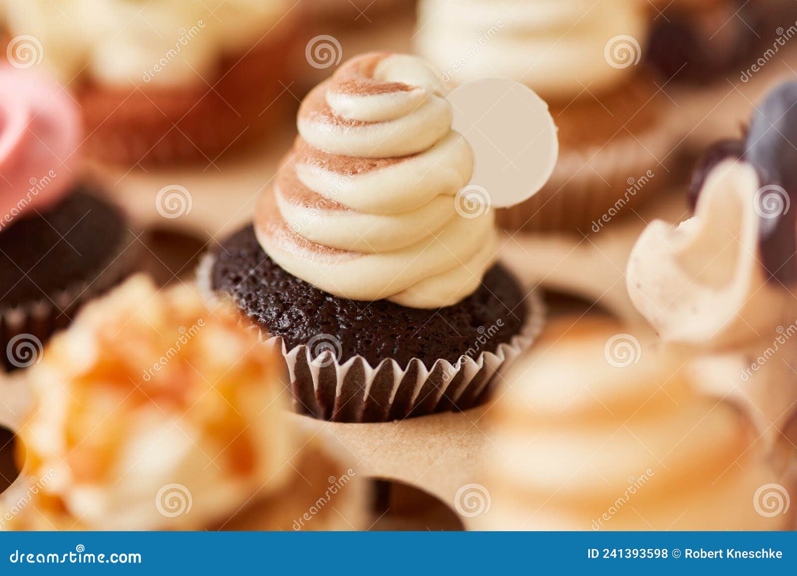 Cupcake Avec Crème Cappuccino Comme Garniture Dans La Boulangerie