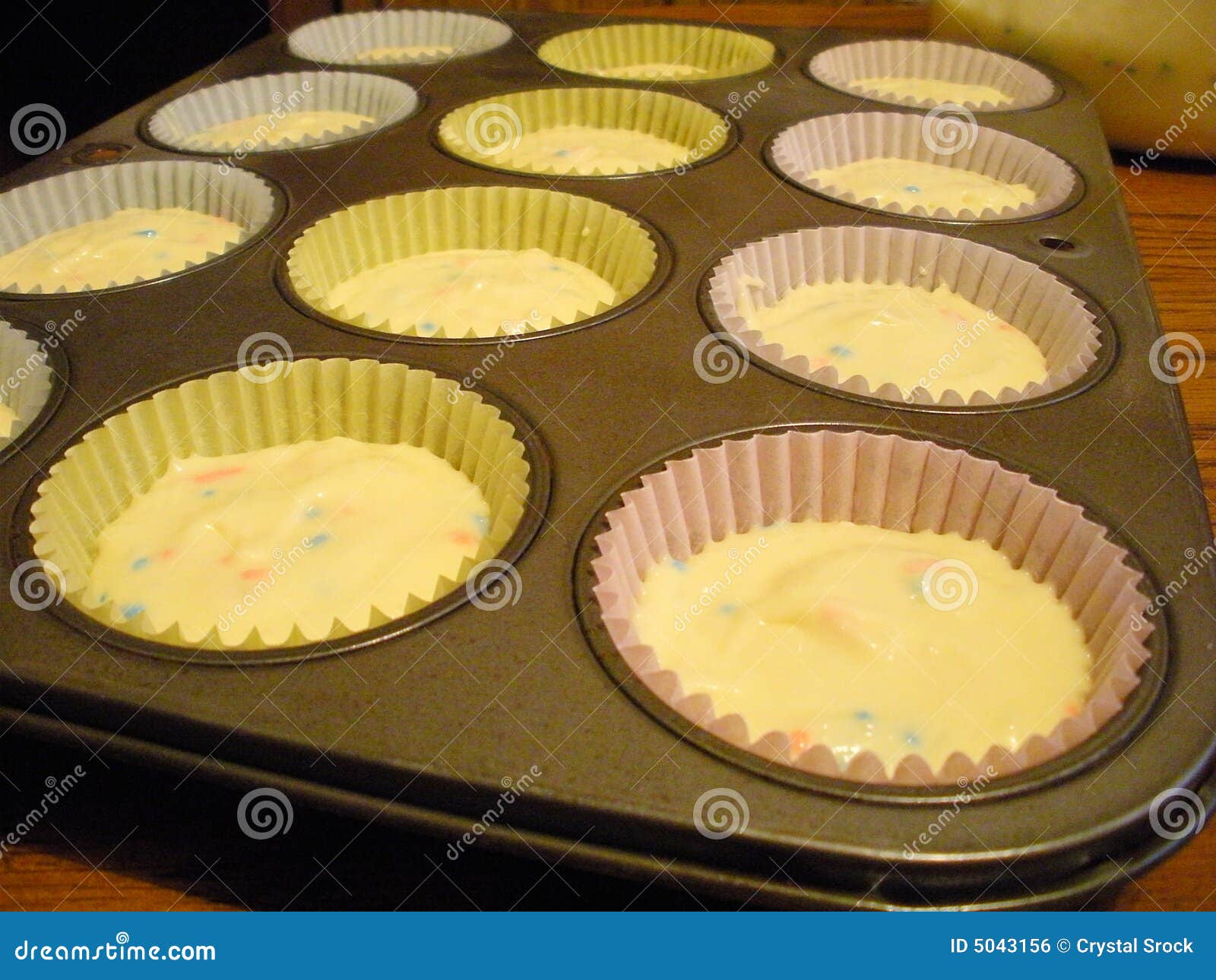 Muffin And Cupcake Pan Stock Photo - Download Image Now - Muffin Tin, White  Background, No People - iStock