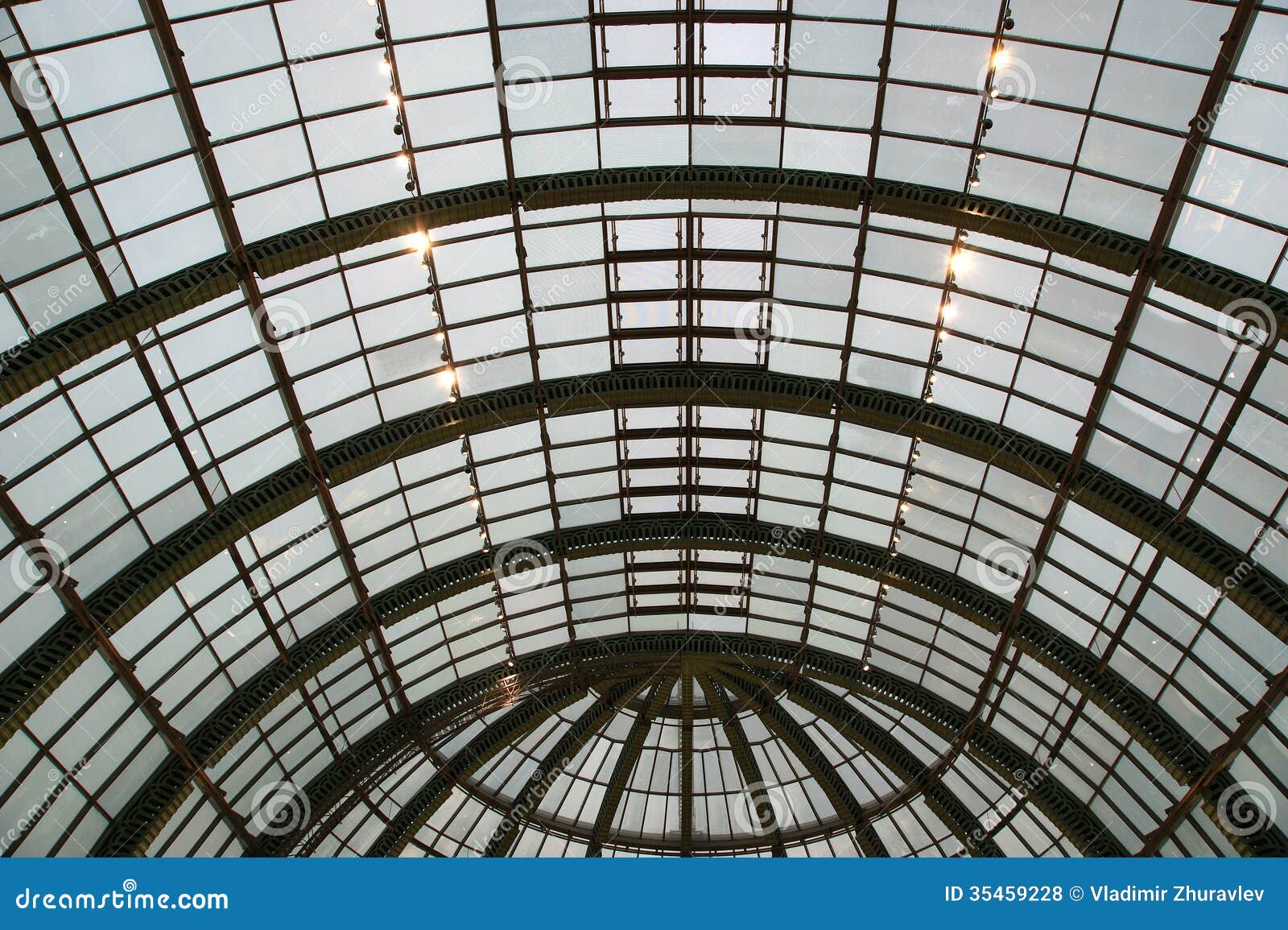 Cupola fatta da vetro fotografia stock. Immagine di soffitto 35459228