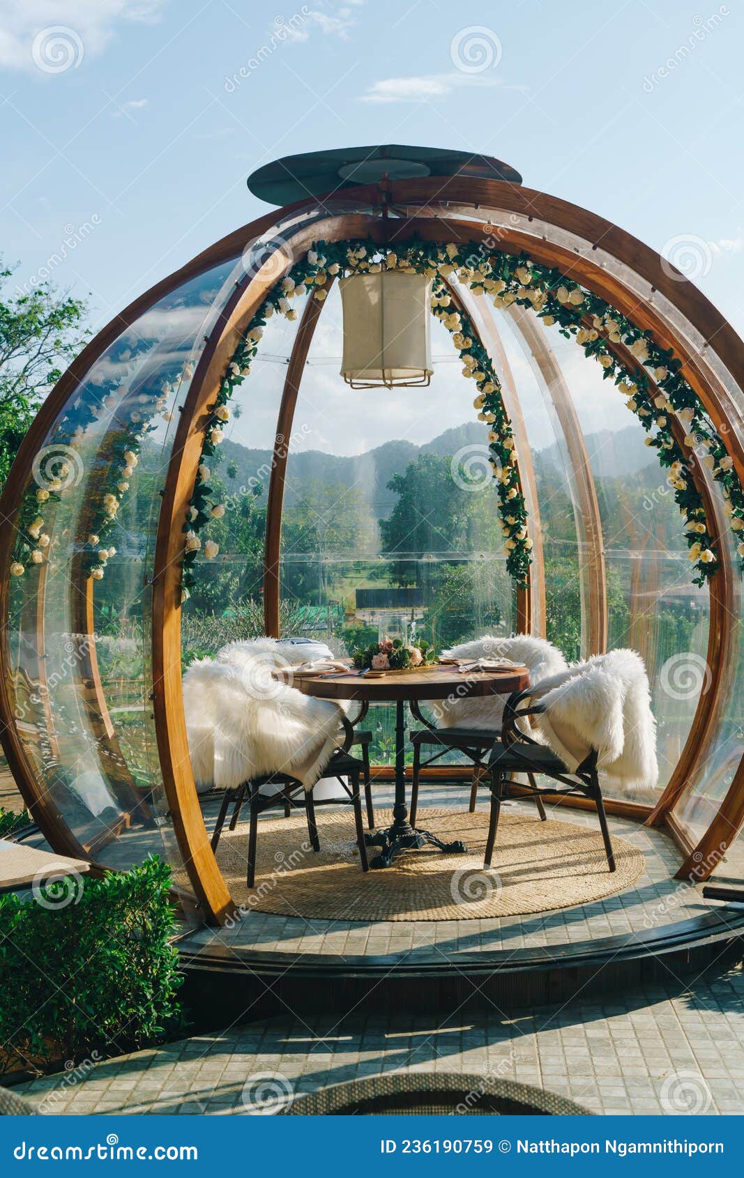 Cupola in Vetro Con Tavola Da Pranzo Immagine Stock - Immagine di  campeggio, vetro: 236190759