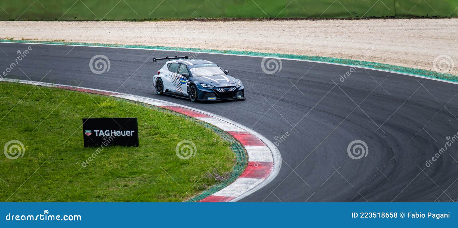 Cupra De Corrida De Carros Elétricos Em Ação Na Pista De Asfalto De  Circuito Foto de Stock Editorial - Imagem de circuito, moderno: 223518658