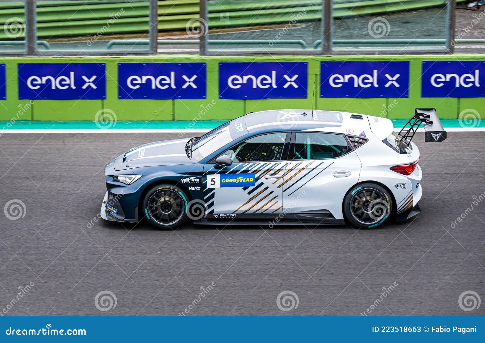 Cupra De Corrida De Carros Elétricos Em Ação Na Pista De Asfalto De  Circuito Foto de Stock Editorial - Imagem de evento, circuito: 223518663