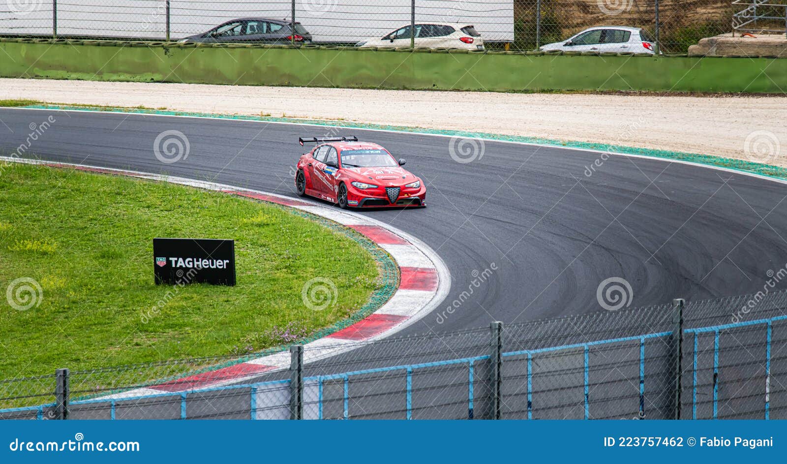 Cupra De Corrida De Carros Elétricos Em Ação Na Pista De Asfalto De  Circuito Fotografia Editorial - Imagem de desafio, asfalto: 223757462