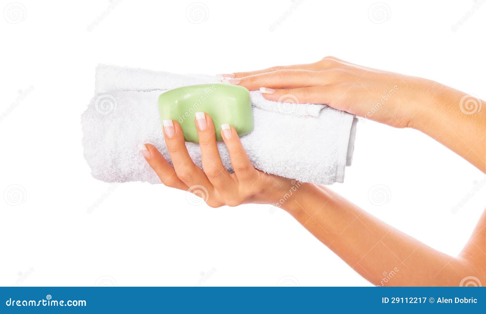 Cura di pelle. Mani con l'asciugamano ed il sapone