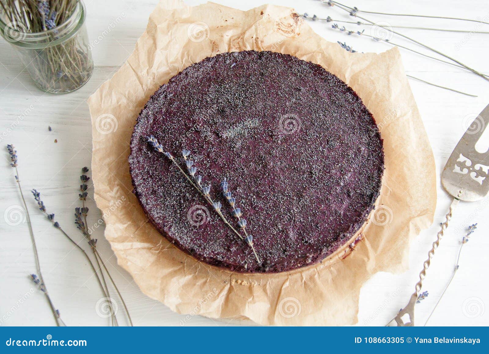 Dessert à cuire sain et facile : Curd le gâteau avec des myrtilles et des clous de girofle sur un conseil brun en bois