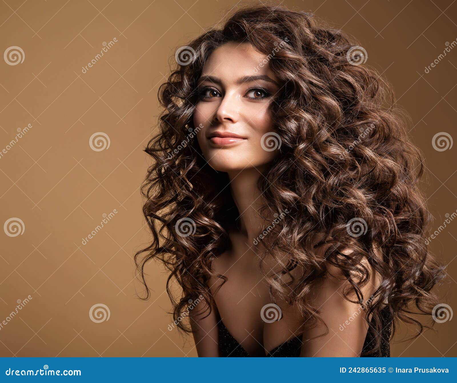 Beautiful woman with long healthy curly hair isolated on white. Wavy  hairstyle, natural makeup, young female model face Stock Photo - Alamy