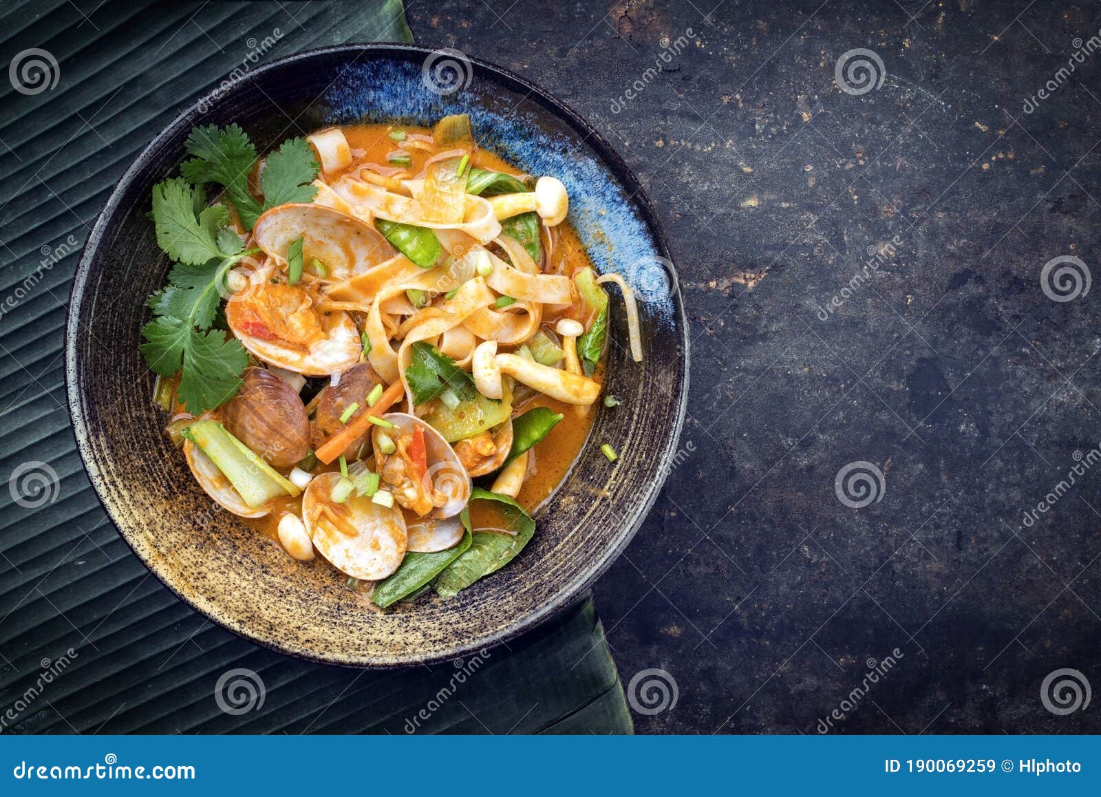Curry Rojo Thai Kaeng Tradicional Con Almejas Y Verduras En Un Tazon De Diseno Imagen De Archivo Imagen De Berenjena Cantones 190069259
