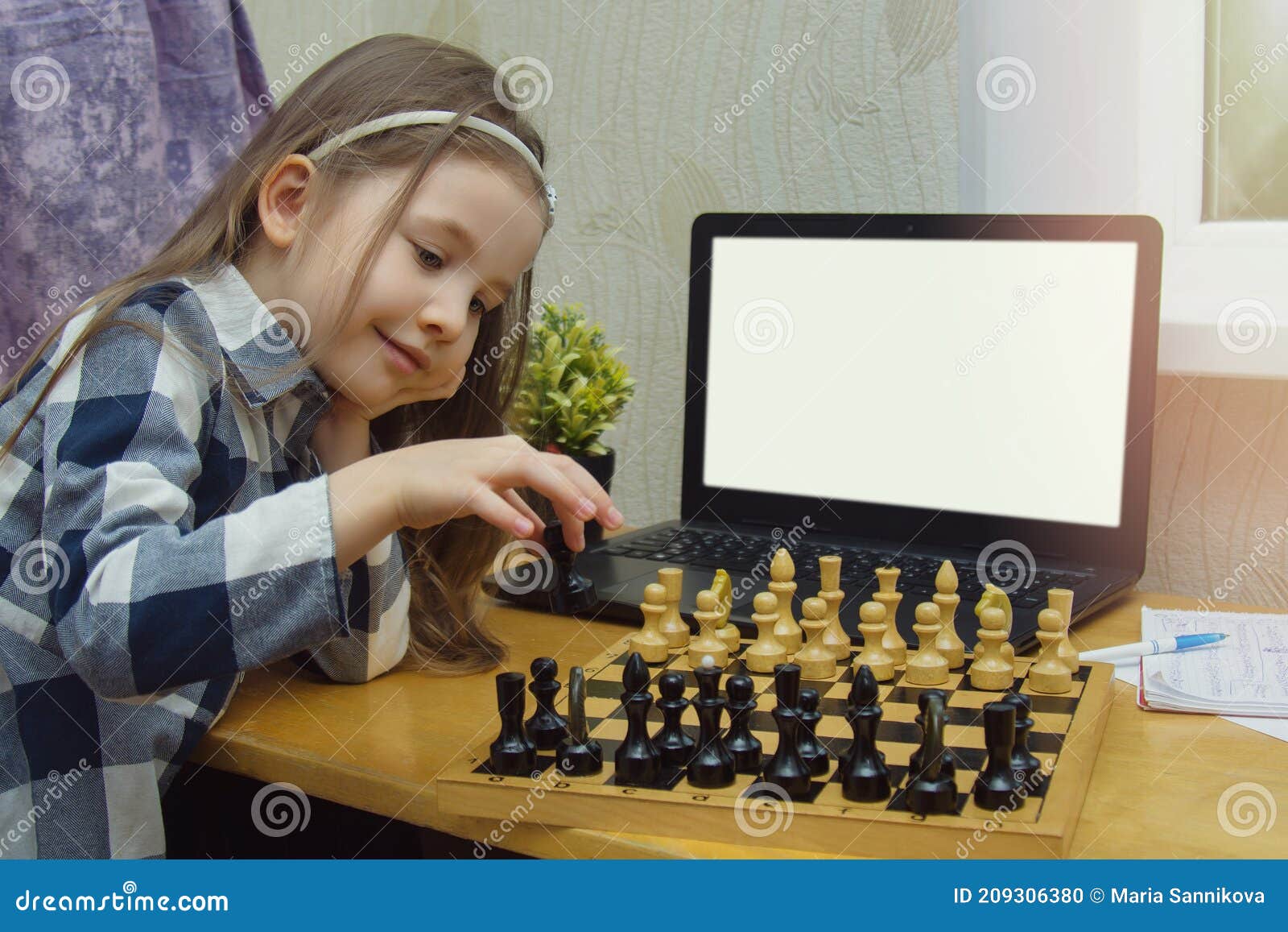 Cursos De Xadrez Online Para Crianças. Criança Com Tabuleiro De Xadrez E  Laptop. Garotinha Joga Xadrez Na Internet. Jogos Para Foto de Stock -  Imagem de desenvolvimento, verificadores: 209306380