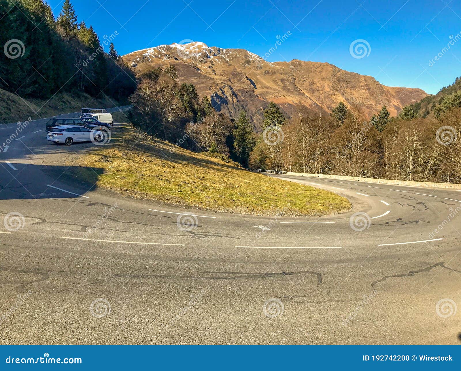 curva carretera del puerto del tourmalet en francia