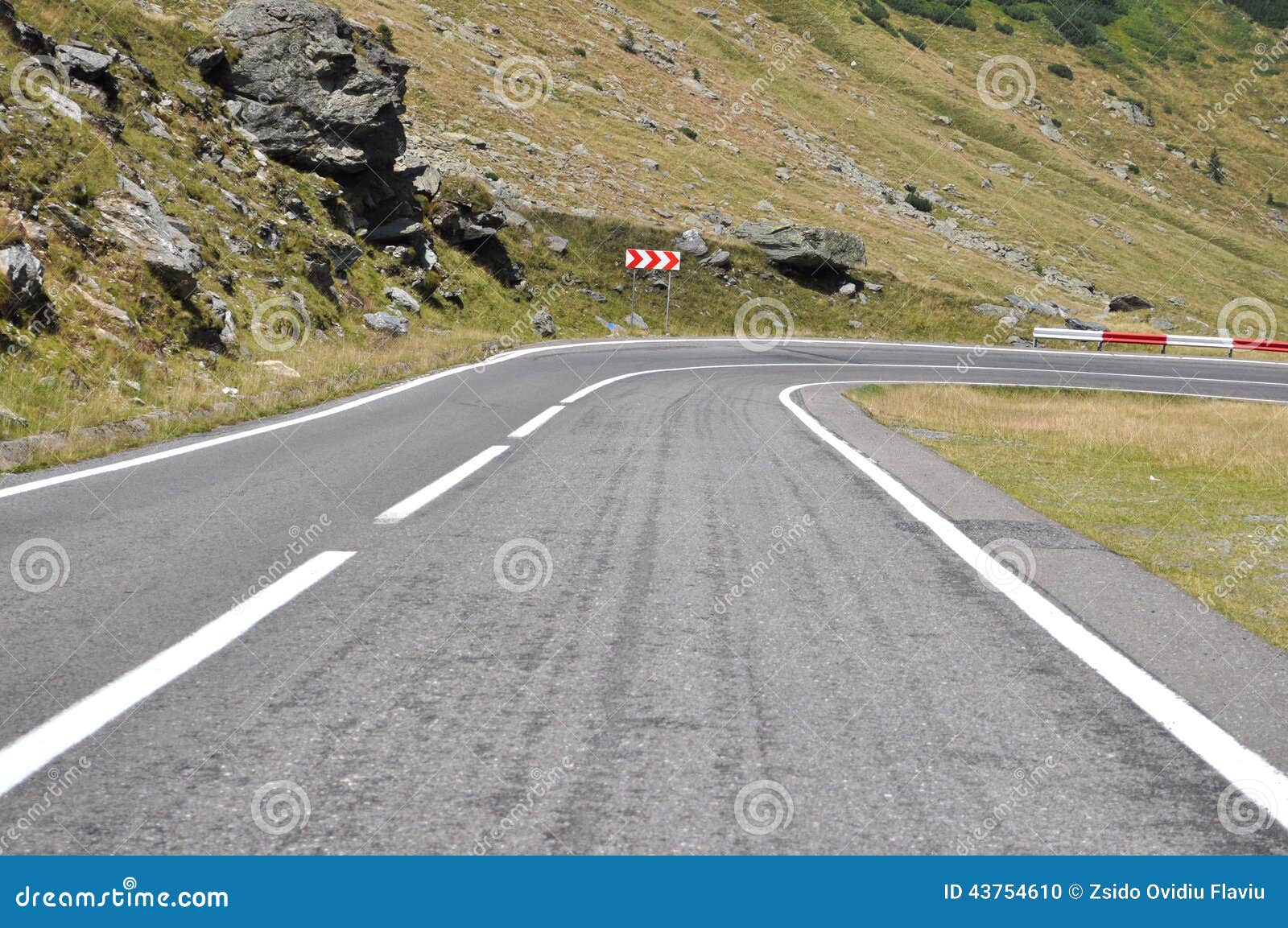 Curva Stradale Della Montagna Da Radrizzare Fotografia Stock Immagine Di Scogliera Azionamento 43754610