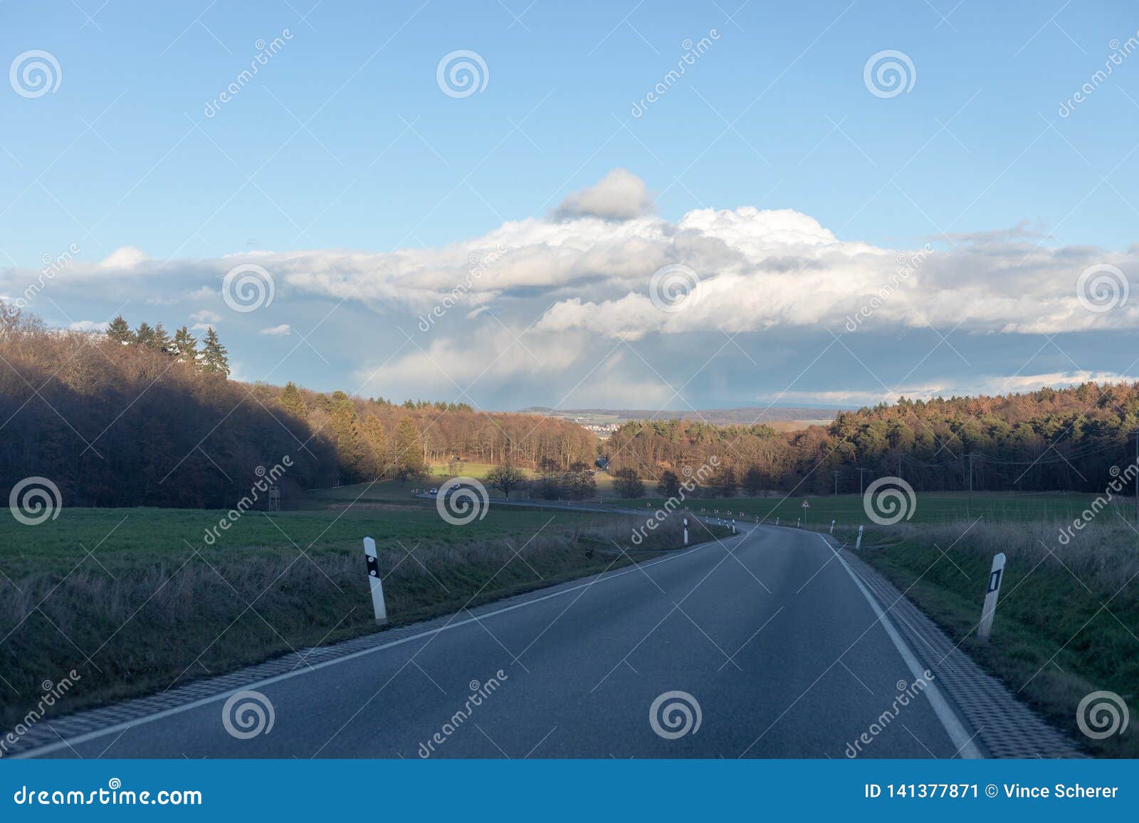 Curvando strada fra i campi e gli alberi in Germania LanggÃ¶ns nell'inverno