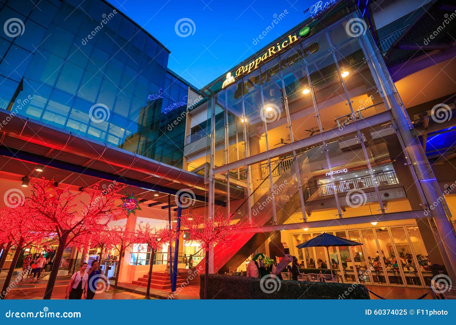 The Curve Shopping Mall Damansara Editorial Image - Image ...