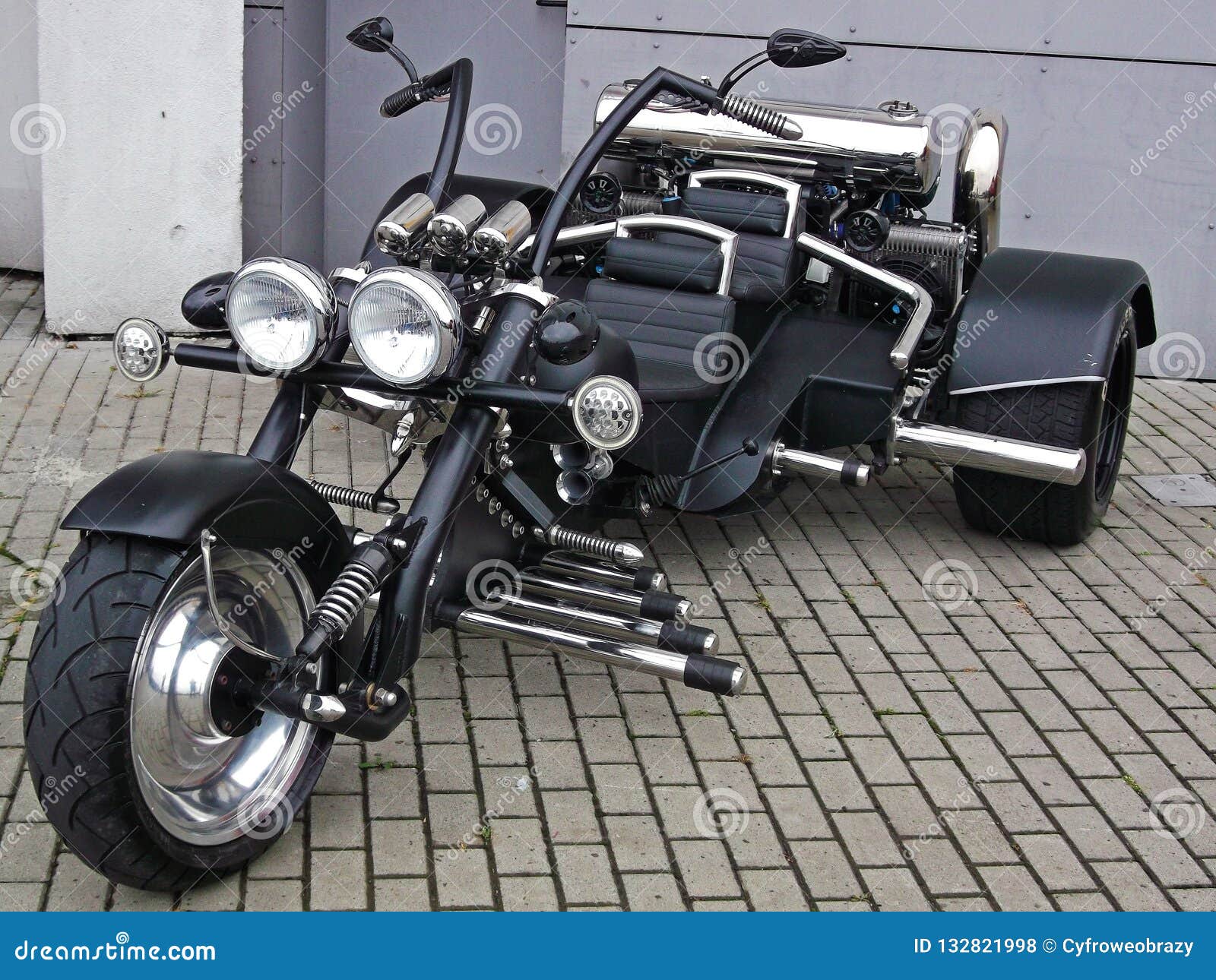 Photo @1920 three-wheel motorcycle / motocyclette a trois roues Photo @1920 three-wheel motorcycle / motocyclette a trois roues