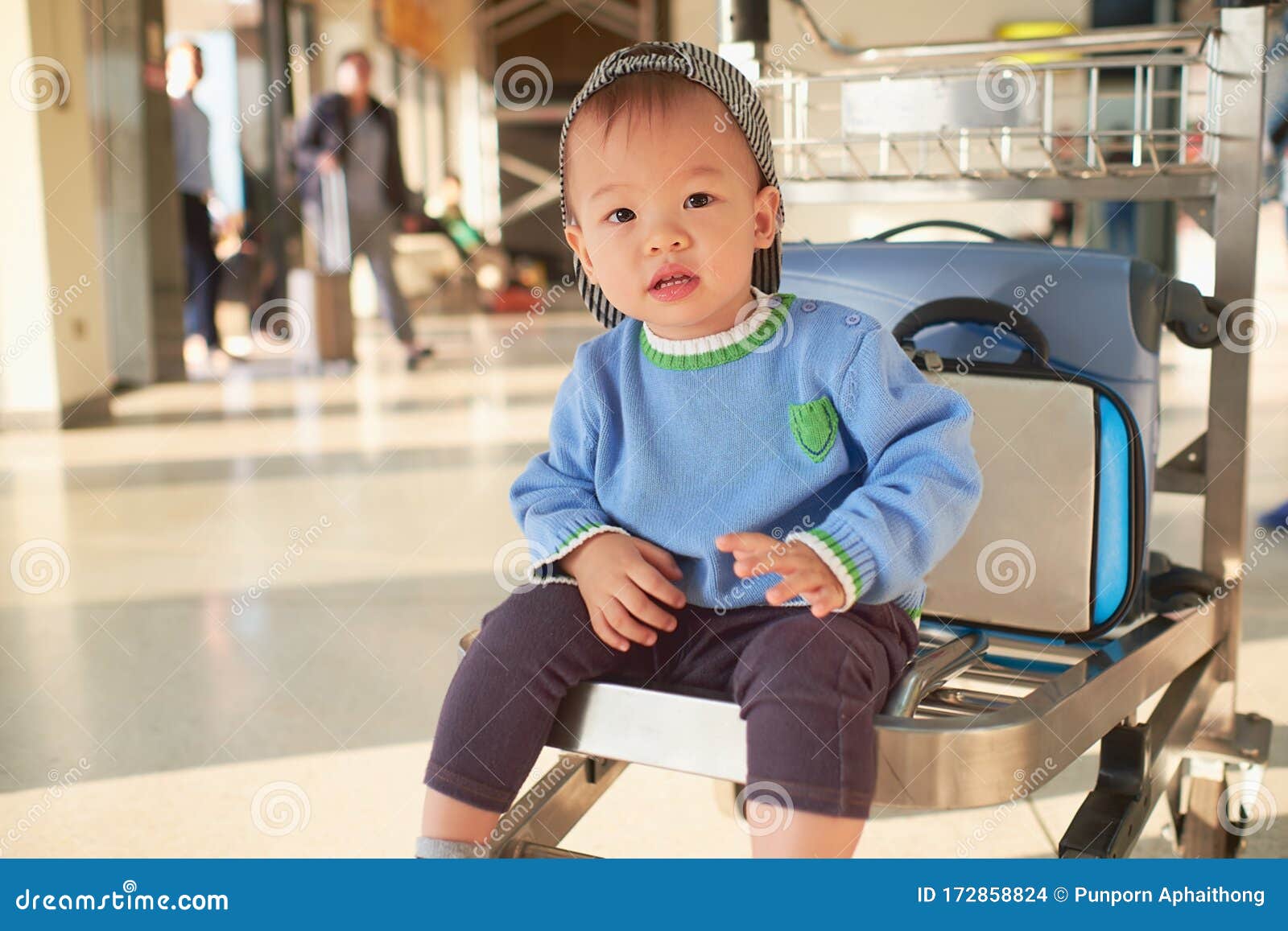 Cute Asiático Pequeño De 2 Años Con Maleta Sentado En Un El Aeropuerto, Viaje Familiar Y Vacaciones Con Niño Conc Foto de archivo - Imagen de embarcadero, infante: 172858824