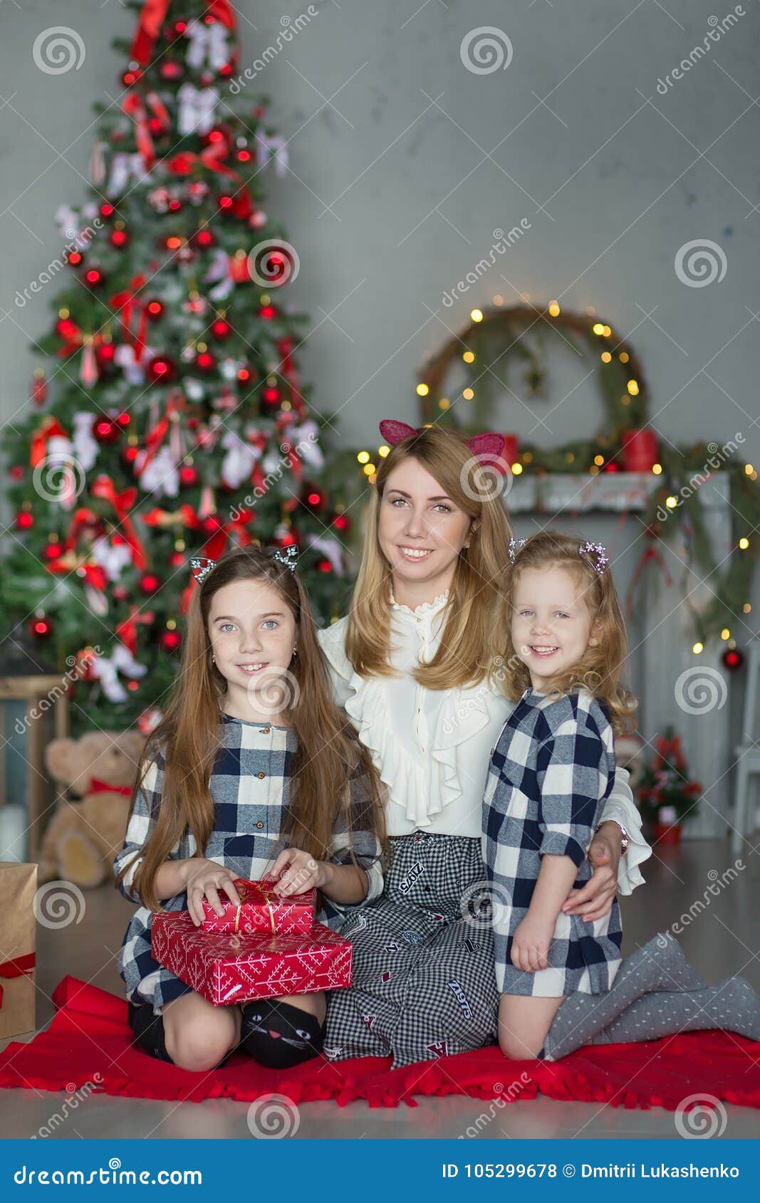 https://thumbs.dreamstime.com/z/cute-awesome-blond-mother-mom-two-girls-daughters-celebrating-new-year-christmas-close-to-xmas-tree-full-toys-stylish-105299678.jpg