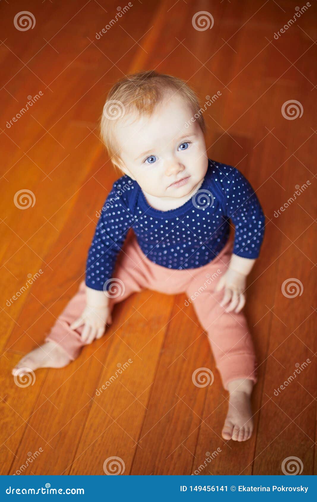 Cute-Baby-Girl Sitzt Auf Dem Boden Stockbild - Bild von ...