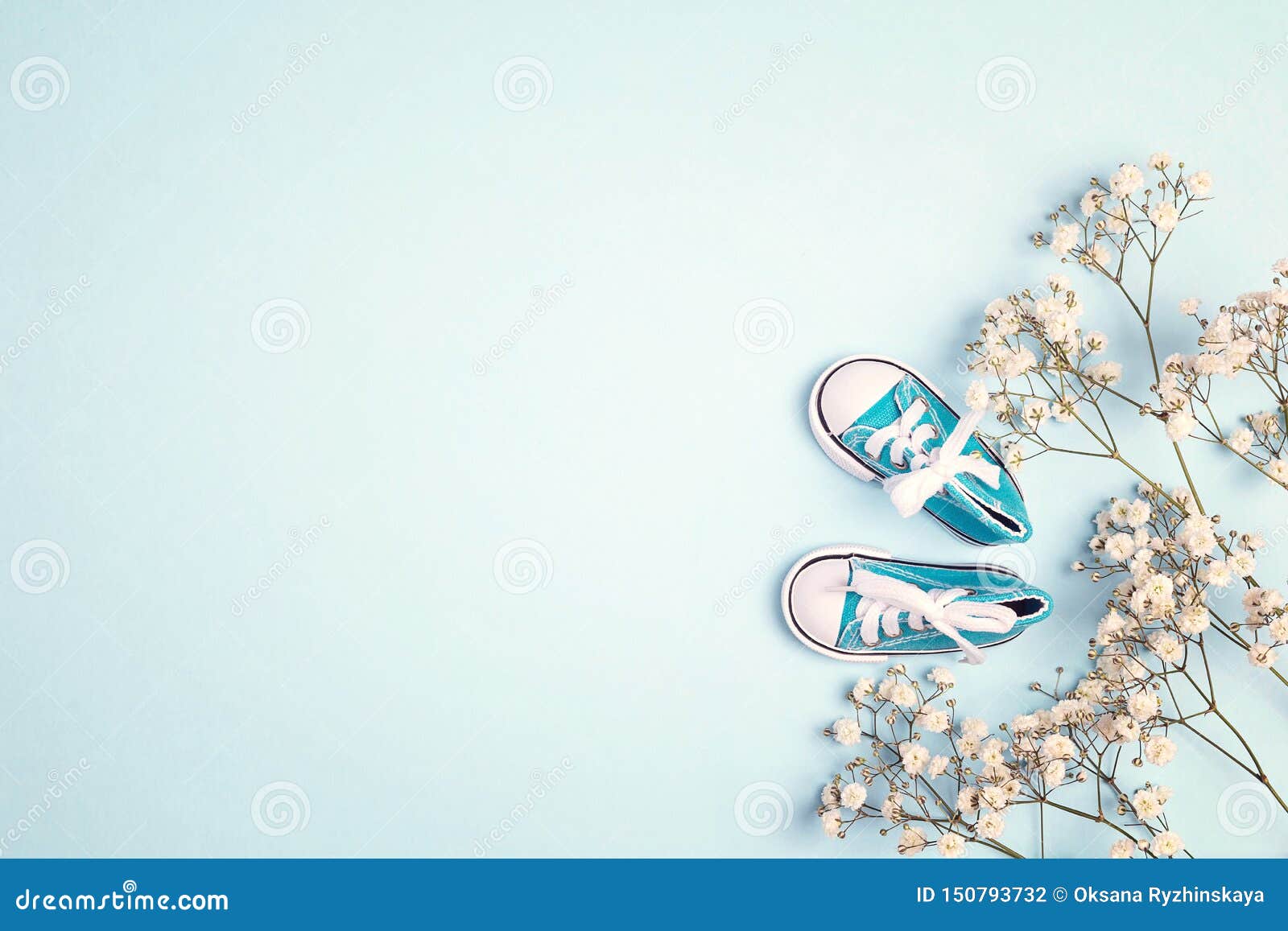 Đôi giày dễ thương cho bé trai màu xanh dương với hoa trắng nhỏ xinh xắn sẽ khiến bé yêu của bạn trông thật ngộ nghĩnh và dễ thương. Chúng tôi hứa hẹn sẽ mang đến cho bạn những chọn lựa giày tuyệt vời nhất để bé trai của bạn trông thật phong cách và đáng yêu.