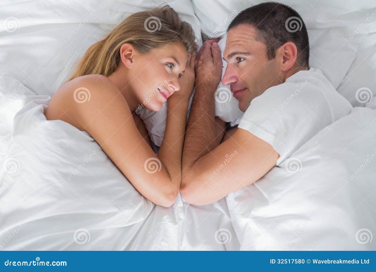 Лысый мужик трахает полногрудую даму на постели