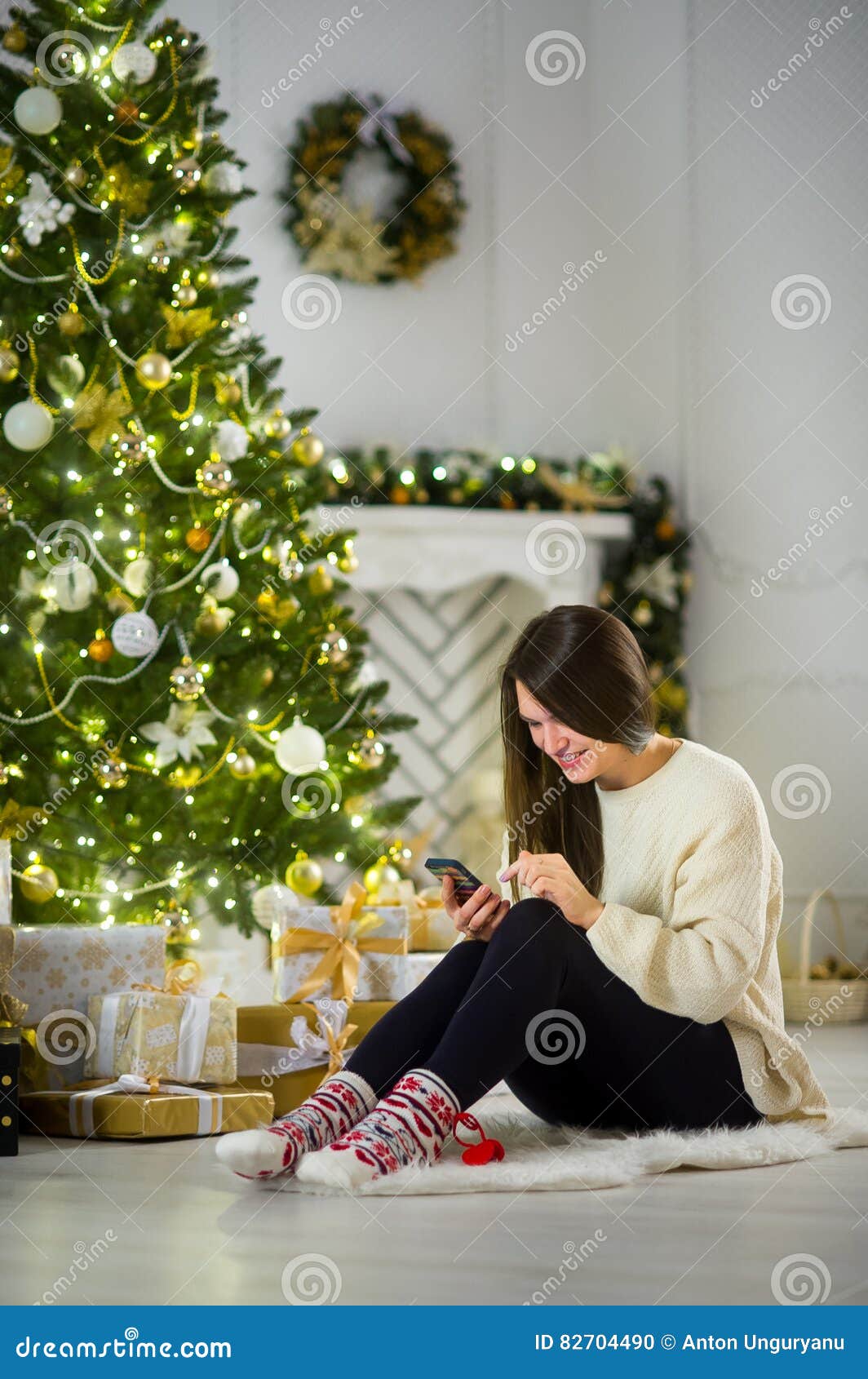 Сидит на елочке. Девушка сидит около елки. Сидя возле елки. Девушка возле елки. Девочка сидит около ёлки на полу.