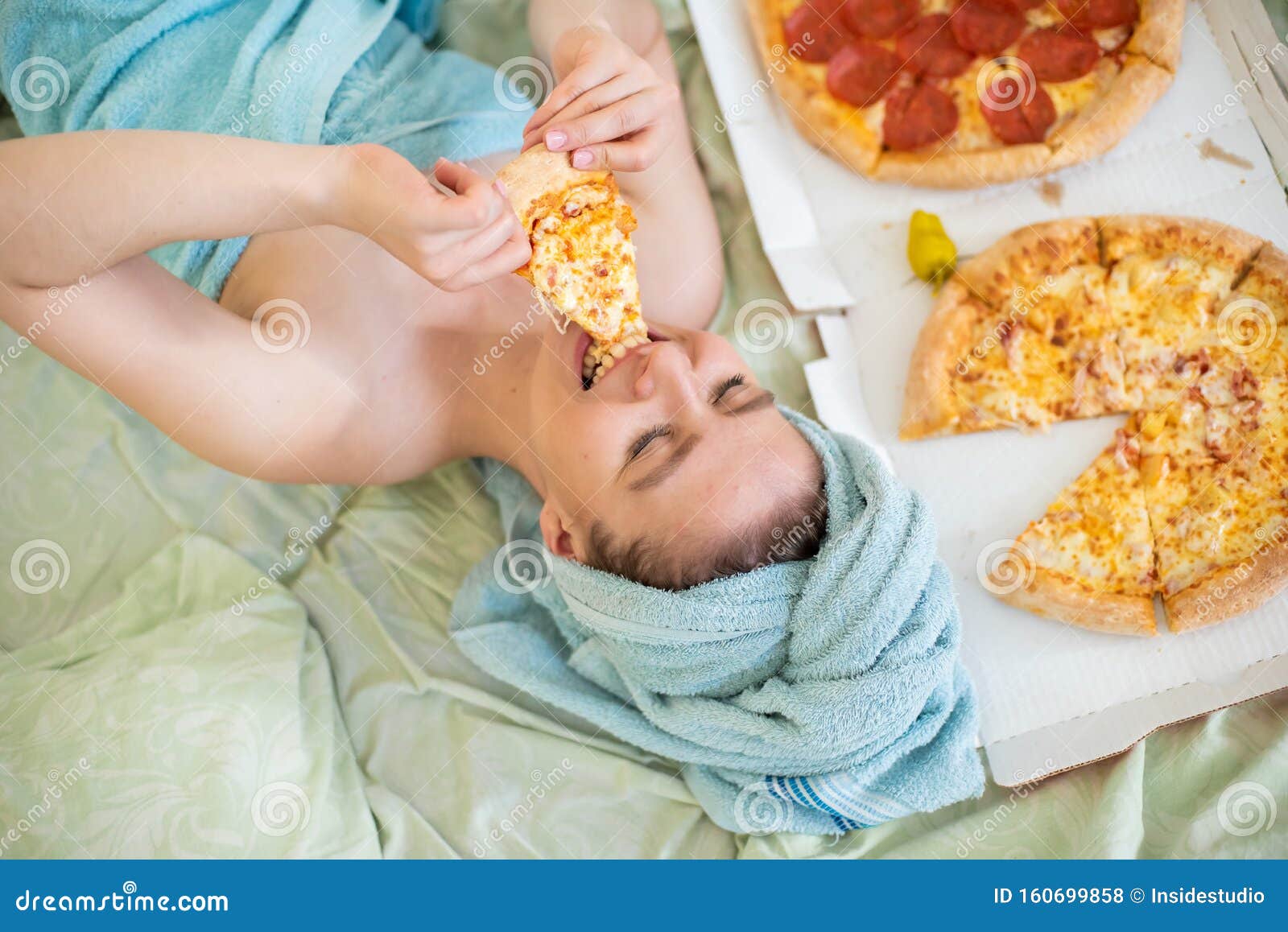 Cute Met Een Handdoek Op Haar Hoofd Eet Pizza in Bed Jonge Eet Pizza in Bed Het Leven is Een Plezier, Lichaamspositief Stock Foto - Image of binnen:
