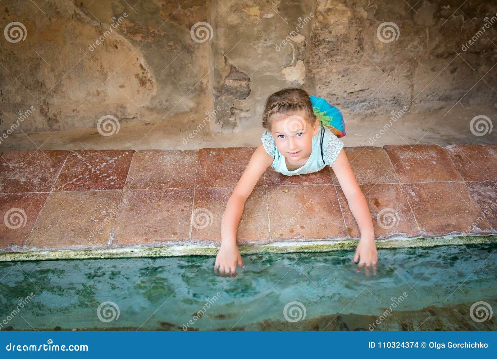 Cute Girl Wets Hands In A Fountain Valldemossa Stoc