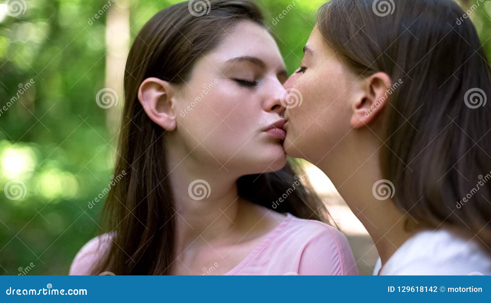 lesbians full kiss lesbians