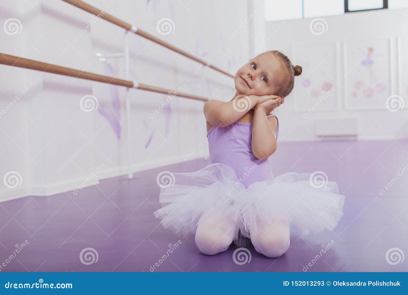 Hofte Overveje debat Cute Little Ballerina Girl Exercising at Dance School Stock Image - Image  of achievement, baby: 152013293
