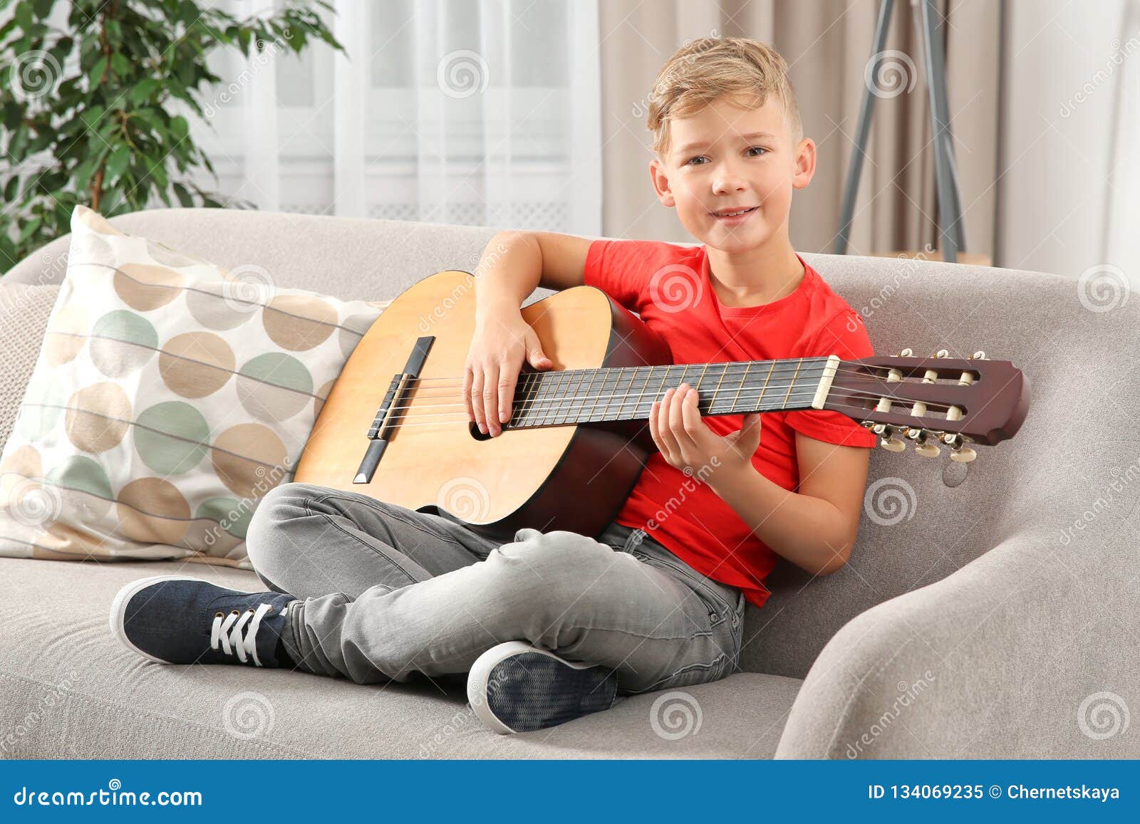 He can play guitar. Гитара для детей. Мальчик играет на гитаре. Дети гитаристы. Электрогитара для детей.