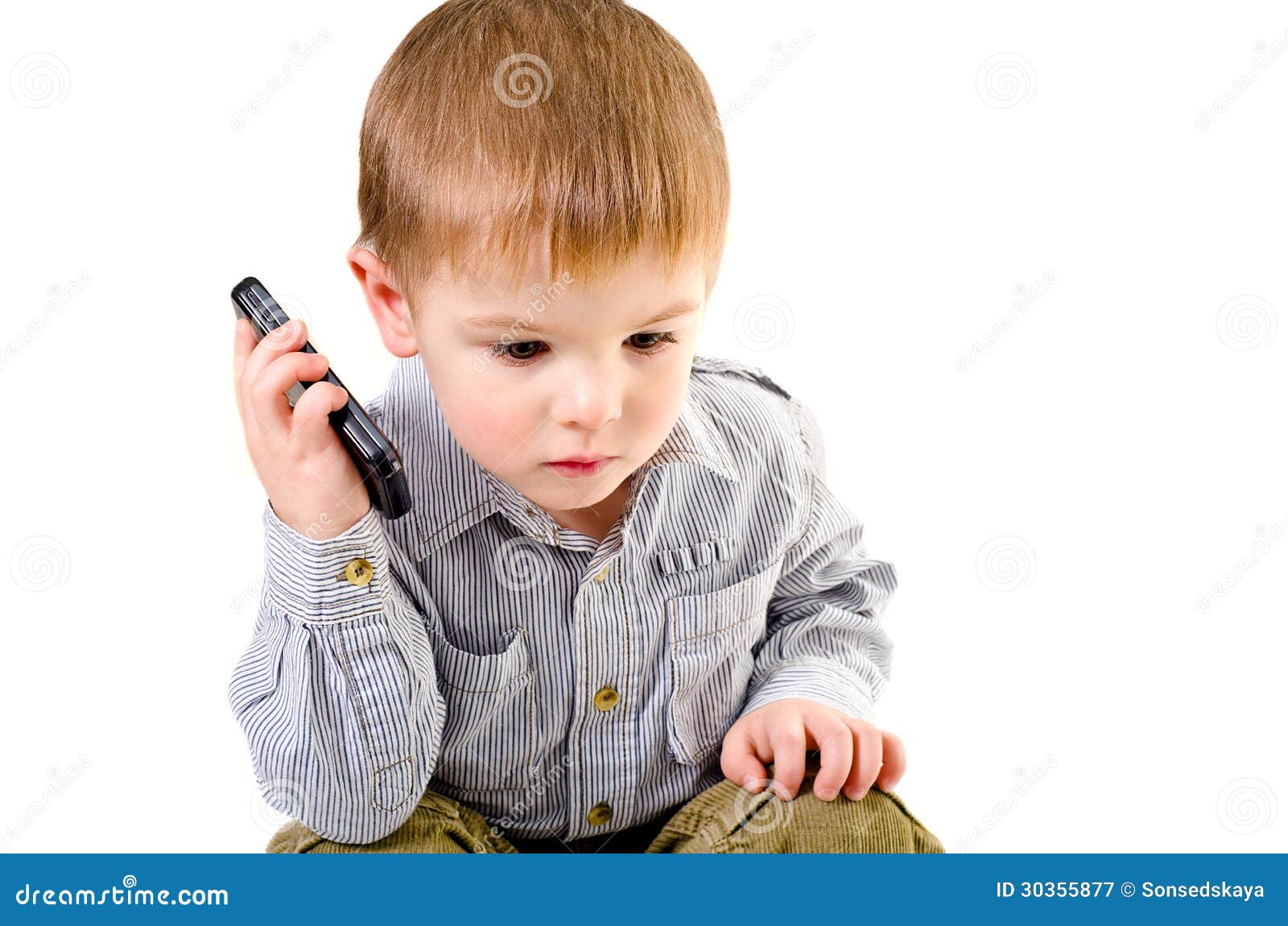 Включи телефон мальчик. Мальчик с телефоном. Мальчик говорит. Ребенок говорит по телефону. Юноша разговаривает по телефону.