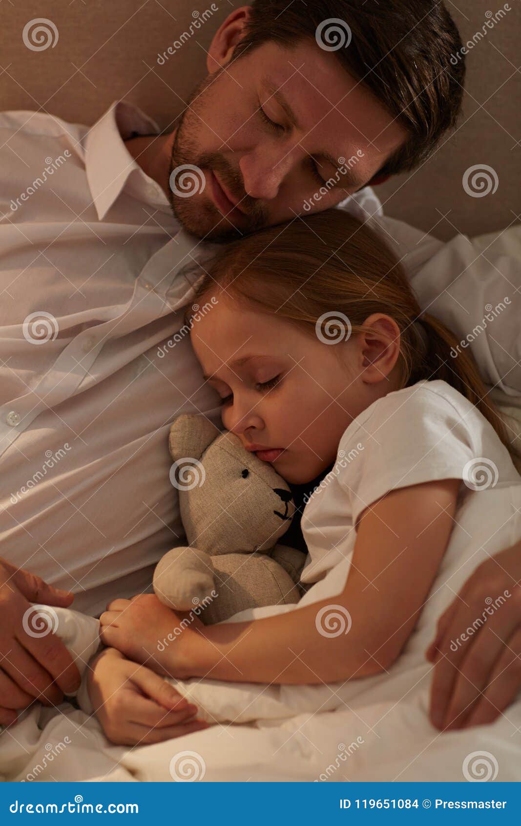 Father sleep daughter. Папа с дочкой в обнимку. Папа и дочка вместе спят. Девочка с папой в постели.