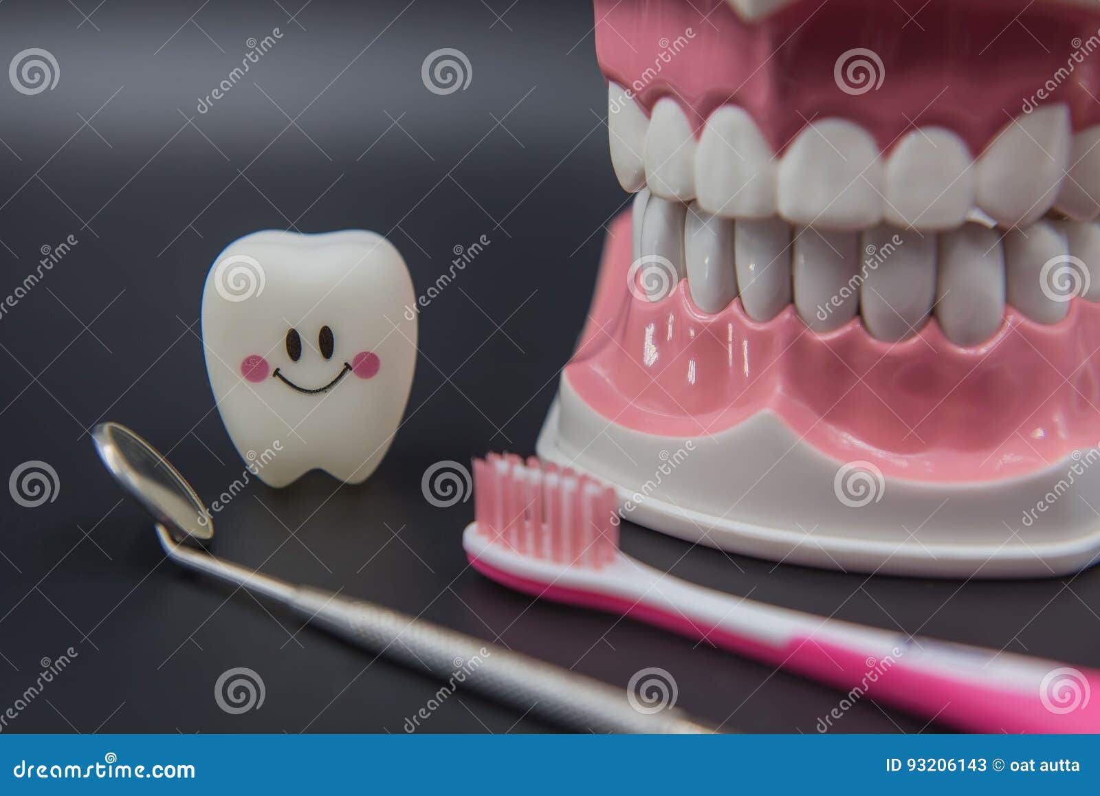 Cute Modelo Juega Los Dientes En Odontología En Un Fondo Negro Imagen de archivo - Imagen de decaimiento, dentista: 93206143 Cute Modelo Juega Los Dientes En Odontología En Un Fondo Negro Imagen de archivo - Imagen de decaimiento, dentista: 93206143