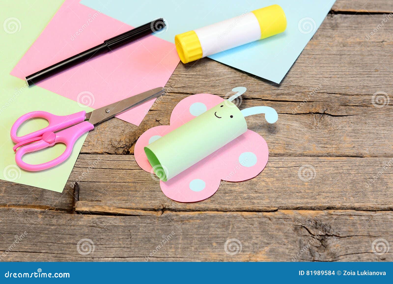 Sewing Handicraft Background. Felt Strawberry Toy, Scissors, Red And Green  Felt Sheets And Scraps, Thread, Needle, Paper Pattern, Beads On Wooden  Background. Cardboard Sheet With Copy Space. Top View Stock Photo, Picture