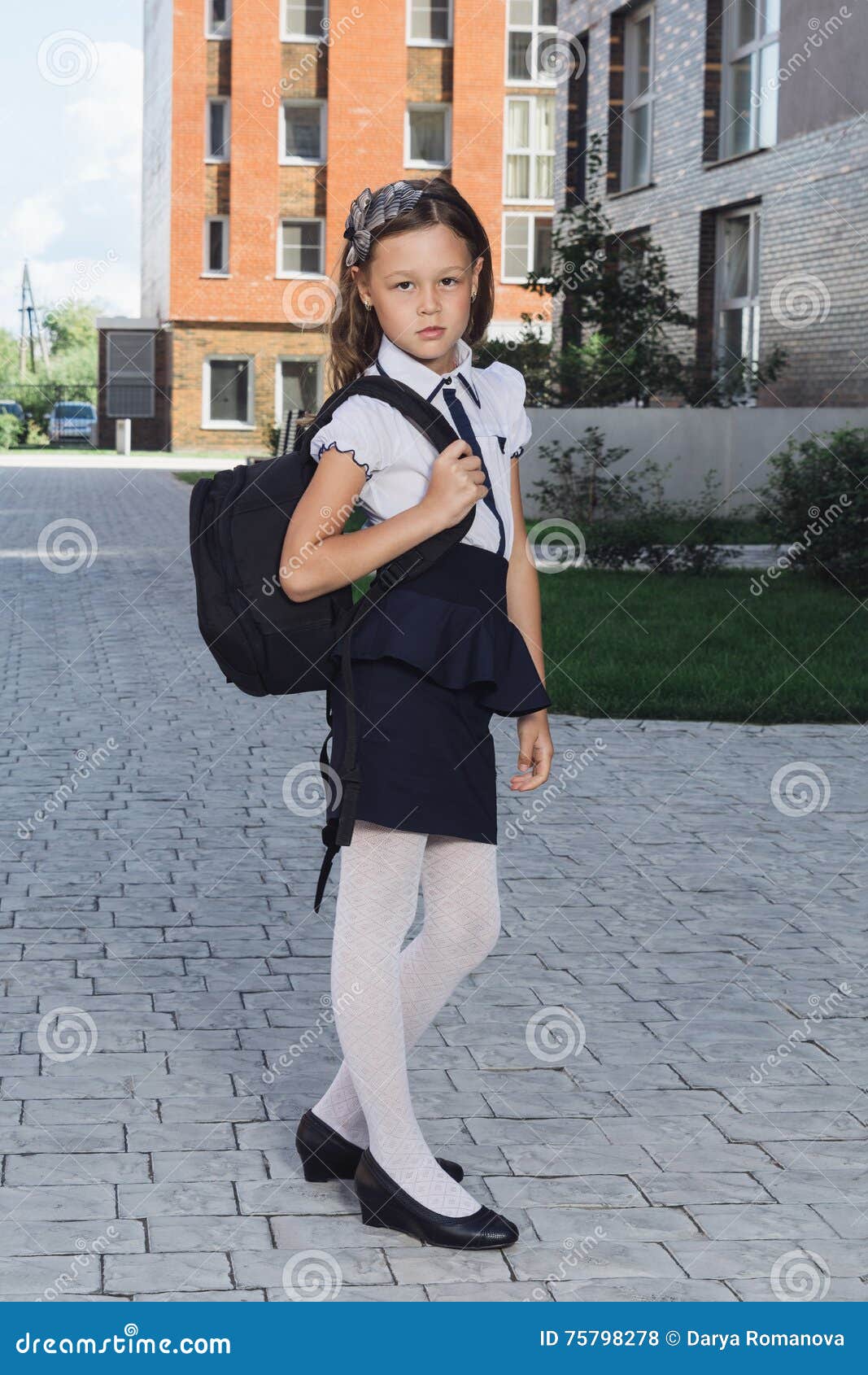 https://thumbs.dreamstime.com/z/cute-schoolgirl-uniform-standing-campus-black-skirt-white-blouse-tights-black-shoes-holds-backpack-shoulder-75798278.jpg