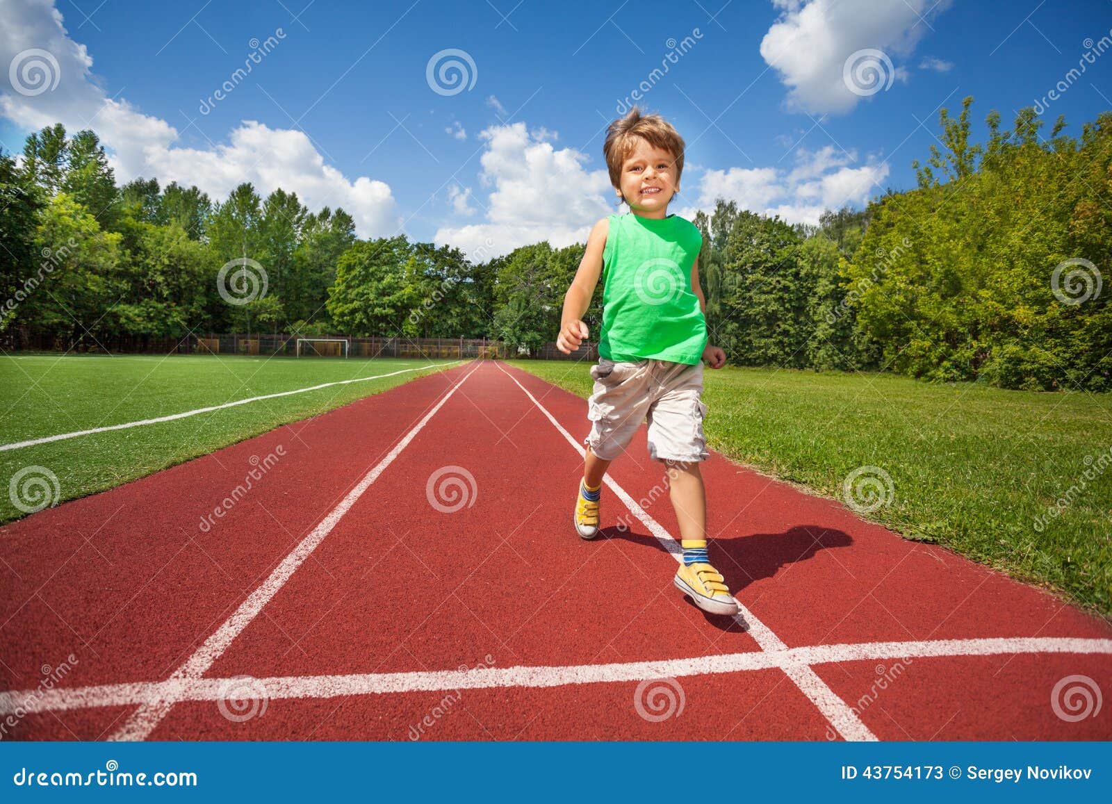 Подорожка приложение. Мальчик бежит. Бег по дорожке. Спорт дорожки для детей. Дети бегут по дорожке.