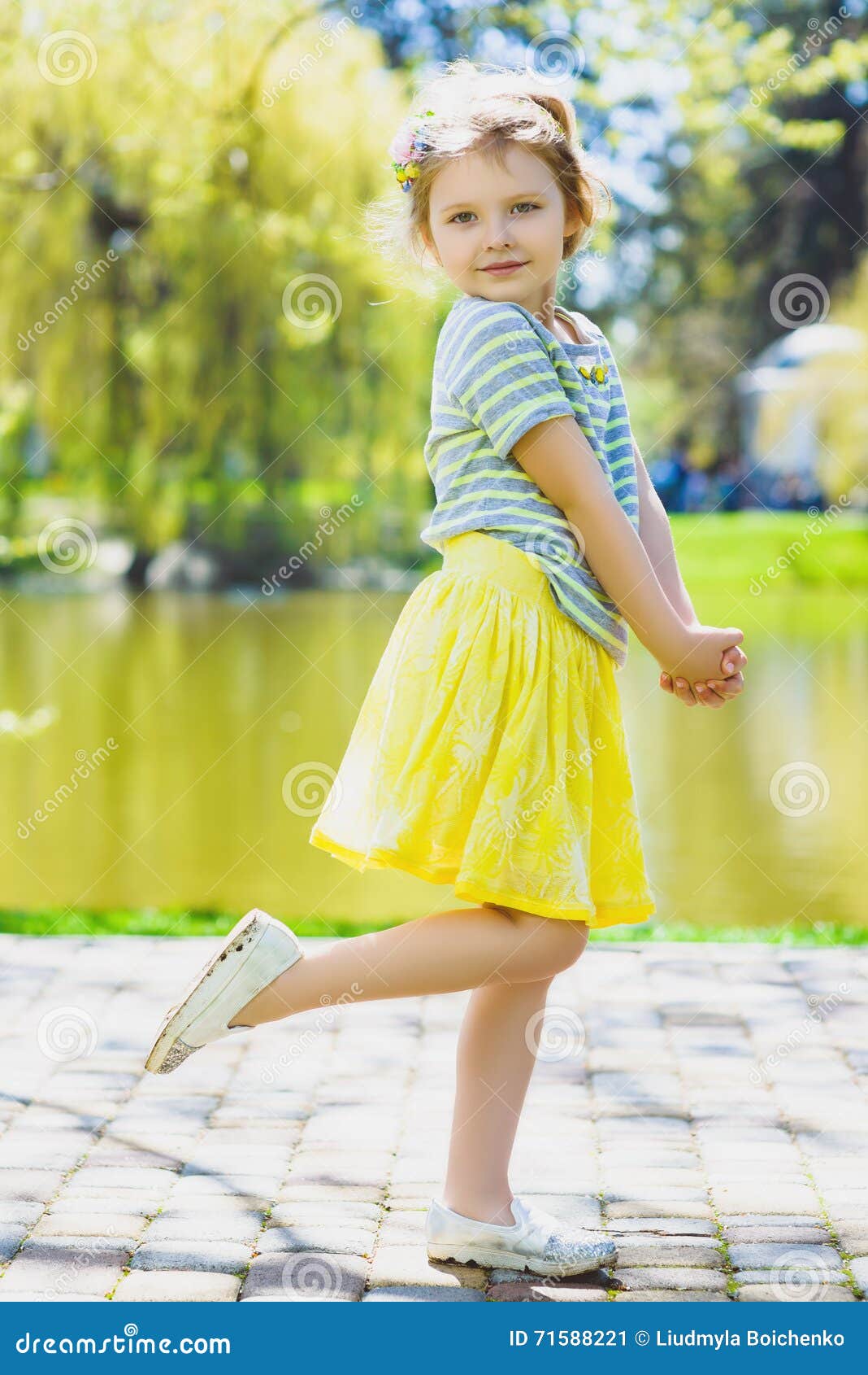 Girl Pose To Camera At Park Background With Her Dress Stock Photo -  Download Image Now - iStock