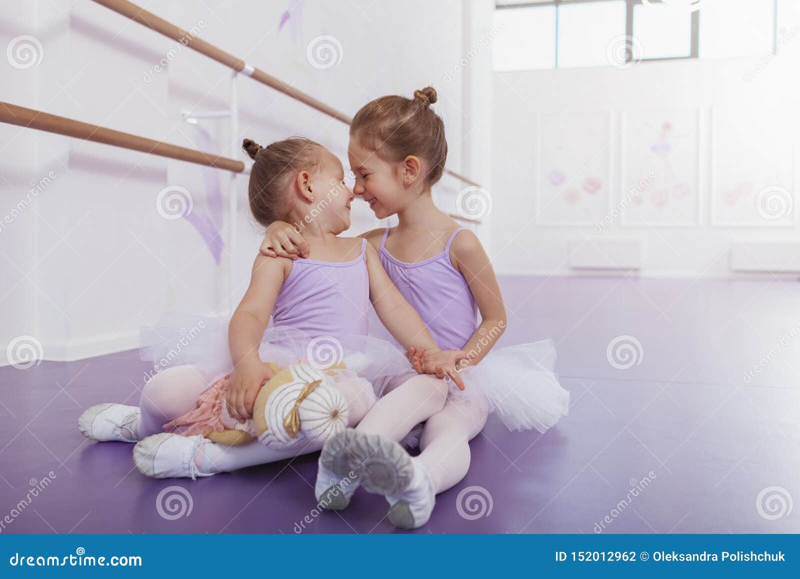lindre at klemme tømmerflåde Two Adorable Little Ballerinas at Dance Class Stock Photo - Image of  children, achievement: 152012962