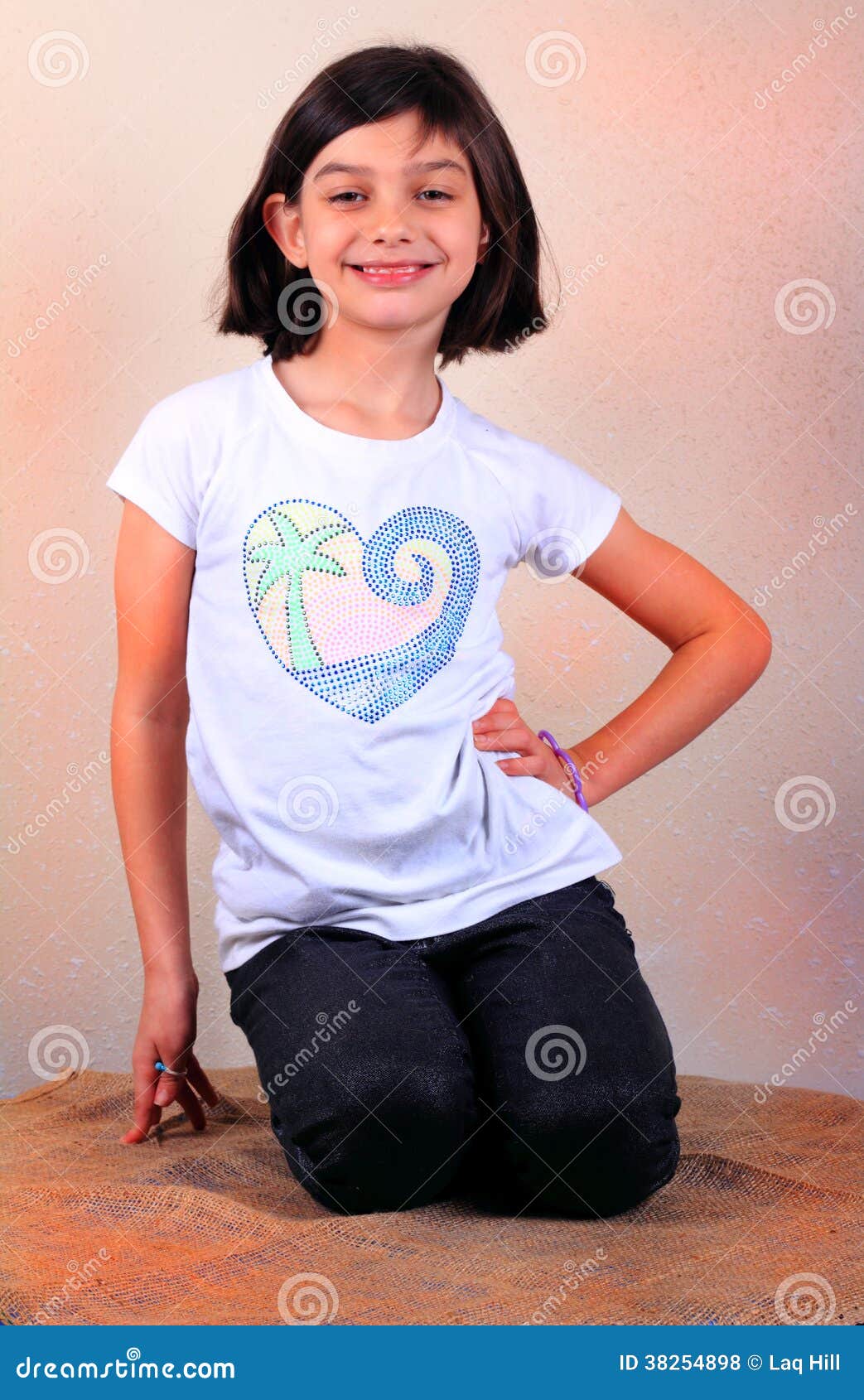 Cutie女孩摆在 库存照片. 图片 包括有 表达式, 公用,