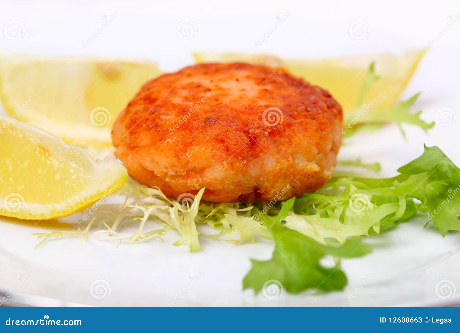 Cutlet łosoś. Cutlet opuszczać cytryny sałatki łososia