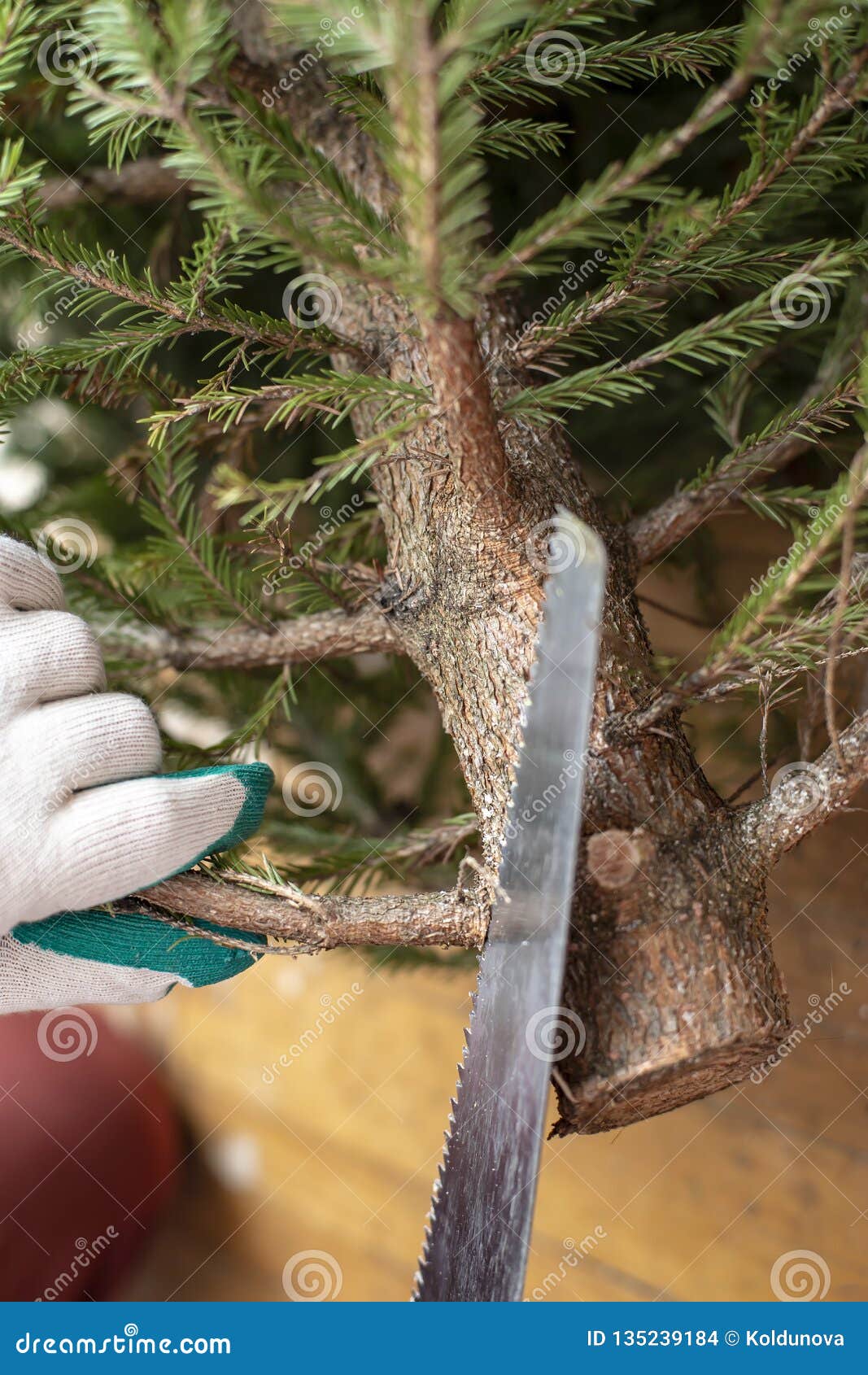 How to Cut Bottom of Christmas Tree
