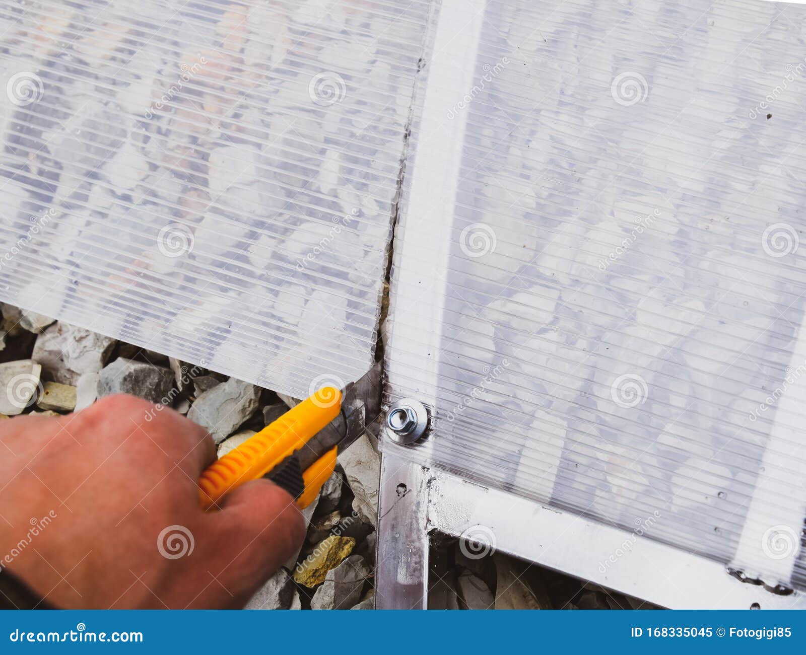 Cutting Polycarbonate when Installing it on the Frame Elements of the