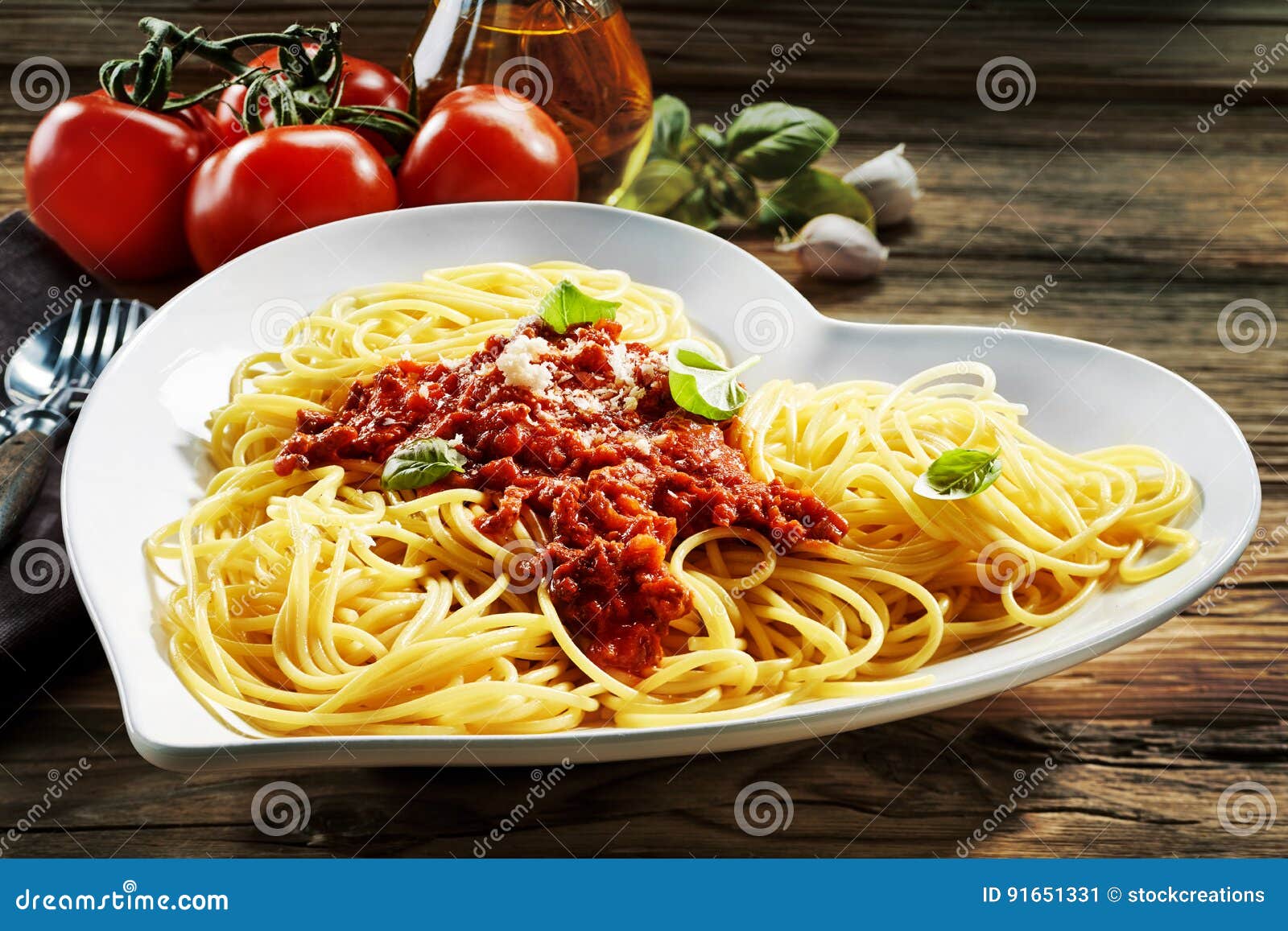 Pâtes Spaghetti En Forme De Coeur Sur Table En Bois