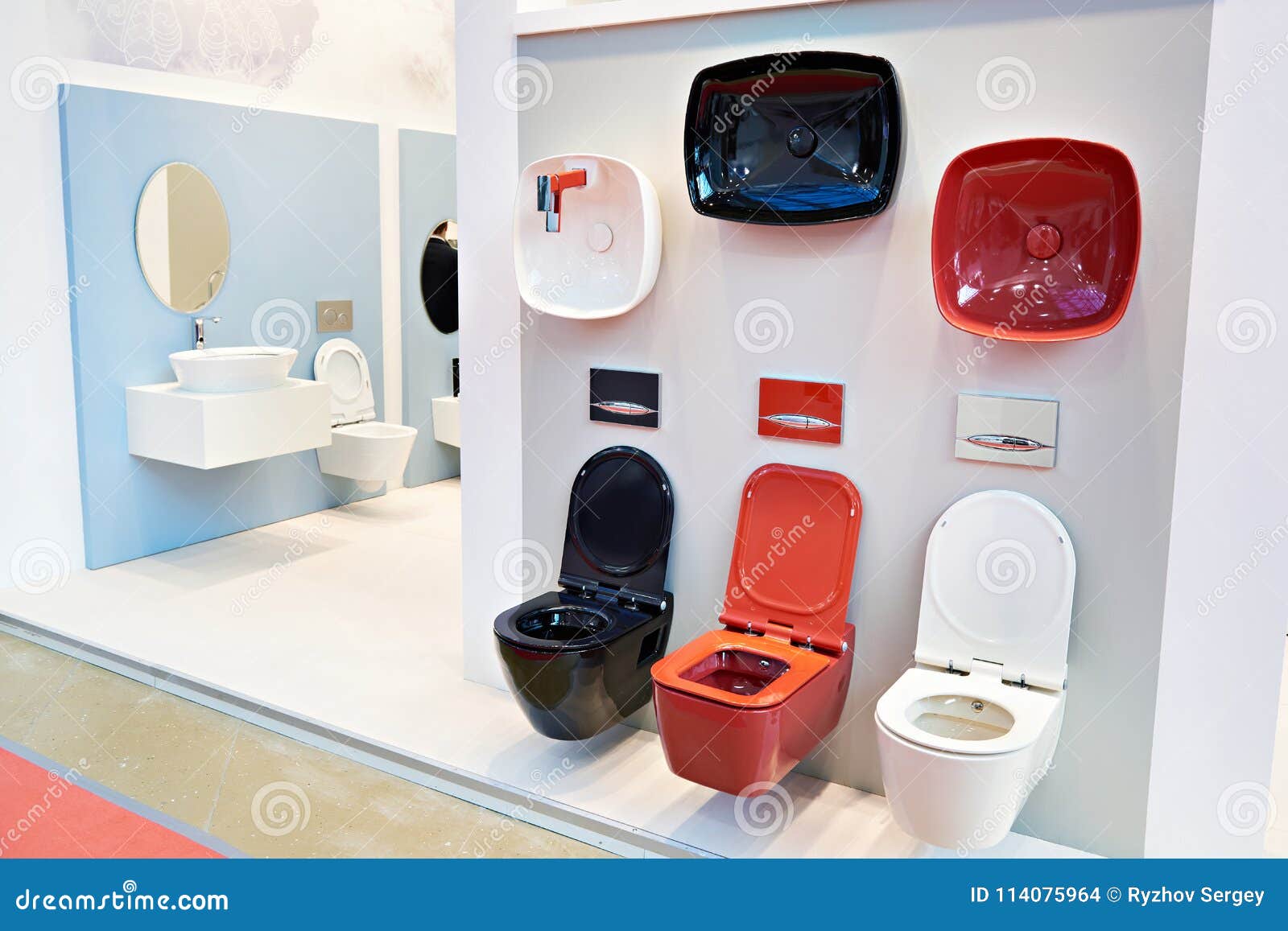Cuvettes Des Toilettes Dans La Boutique Photo stock Image du vente