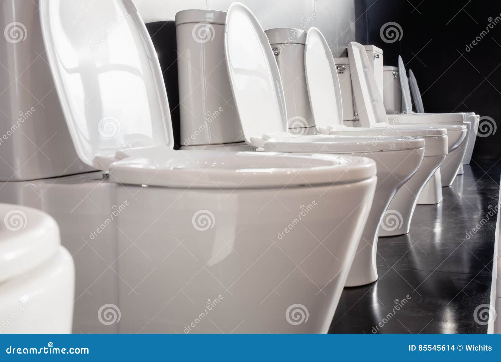 Cuvettes Des Toilettes En Céramique Blanches Photo stock Image du